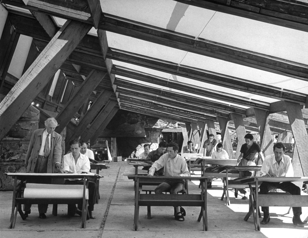 Taliesin West：Frank Lloyd Wright 和他的學徒們在工作室裡，工作室被原始的紅木橫樑和帆布覆蓋，約 1940 年，Ralph Crane。