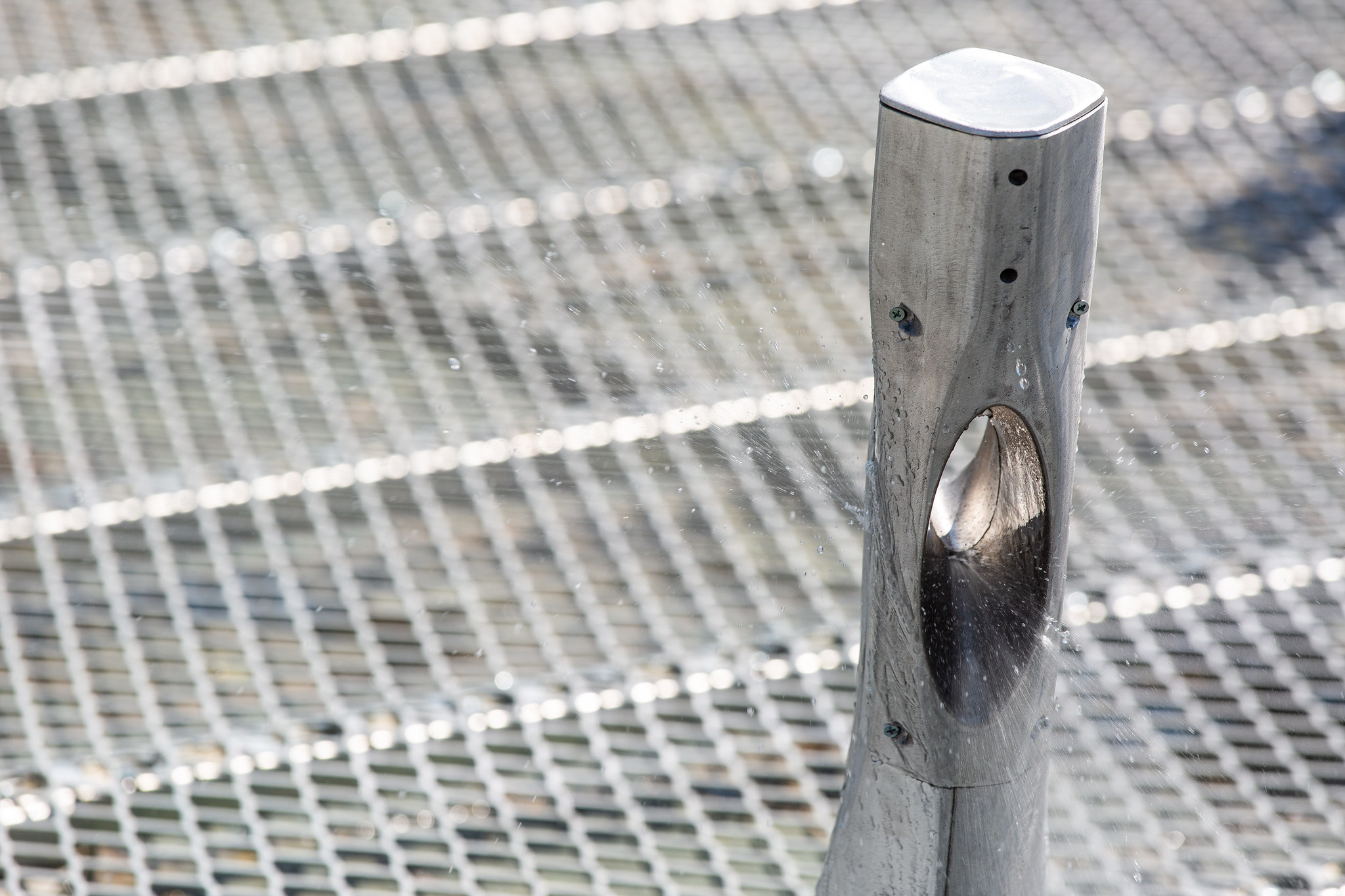 象徵性的「毛孔」裝置，透過噴霧模擬人體流汗散熱的過程，為灼熱地表釋放蓄積熱能