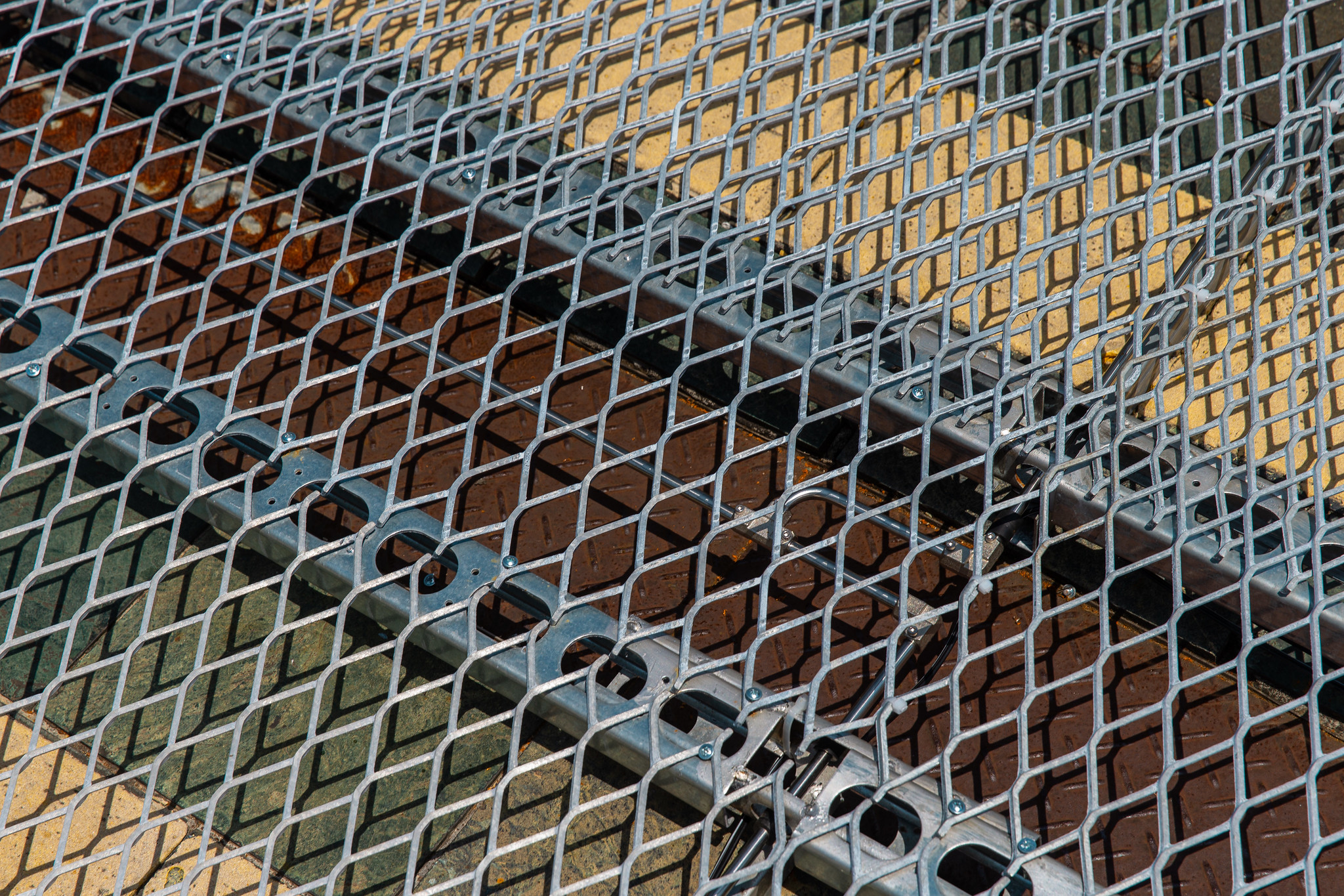 參觀民眾行走於作品上方時，能清晰感受地坪彈性起伏的變化，同時透過擴張網的孔洞若隱若現地察覺原廣場地表的紋理與質地，宛如魚水交融般在不同尺度下建立身體與場域間的親密互動