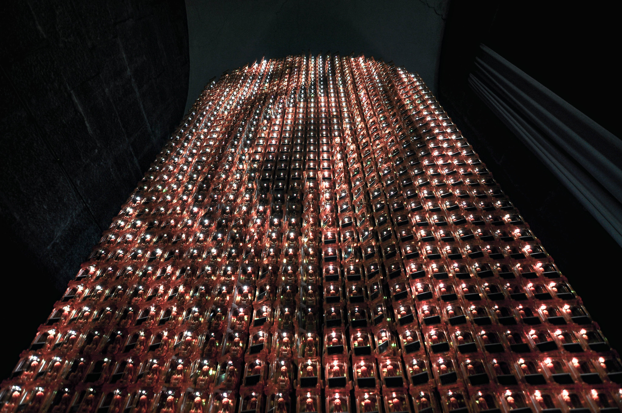 裝置「光明燈牆」，由數個光明燈組合而成，背面佈滿發光裝置的控制晶片和線路，如同一座傳統信仰邁向科技未來的媒介和演化象徵