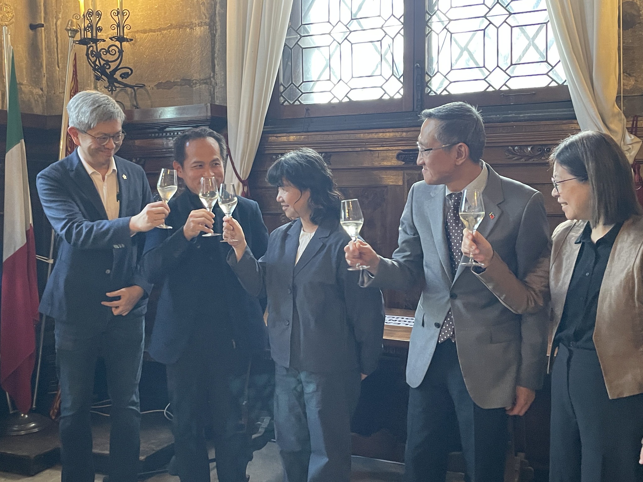 貴賓舉杯1，左起：國立成功大學助理副校長吳秉聲、策展人薛丞倫、文化部政務次長李靜慧、駐義大利代表處大使蔡允中、國立臺灣美術館陳貺怡館長（國立臺灣美術館提供）