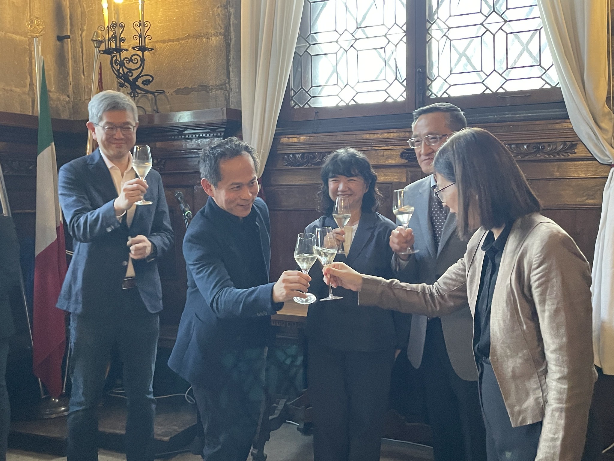 貴賓舉杯2,左起:國立成功大學助理副校長吳秉聲、策展人薛丞倫、文化部政務次長李靜慧、駐義大利代表處大使蔡允中、國立臺灣美術館陳貺怡館長(國立臺灣美術館提供)