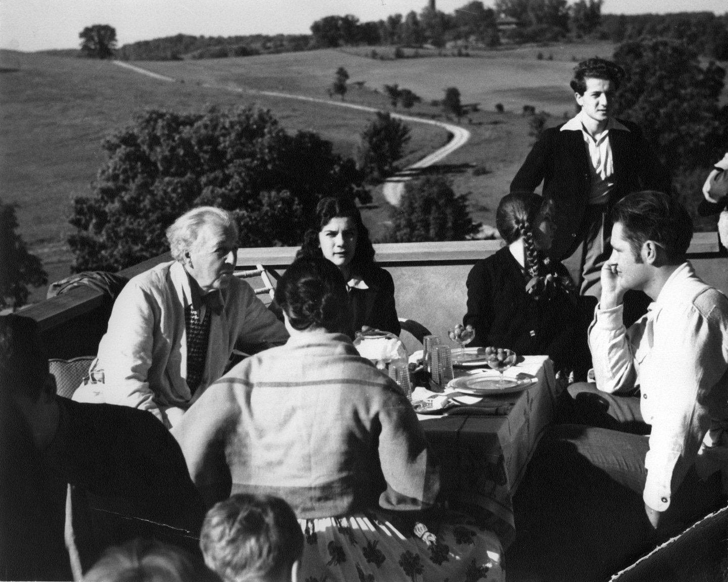 Frank Lloyd Wright(左)與他的「塔里耶森學徒團」(Taliesin Fellowship)成員 Courtesy of The Frank Lloyd Wright Foundation Archives (The Museum of Modern Art | Avery Architectural & Fine Arts Library, Columbia University, New York).
All rights reserved.
