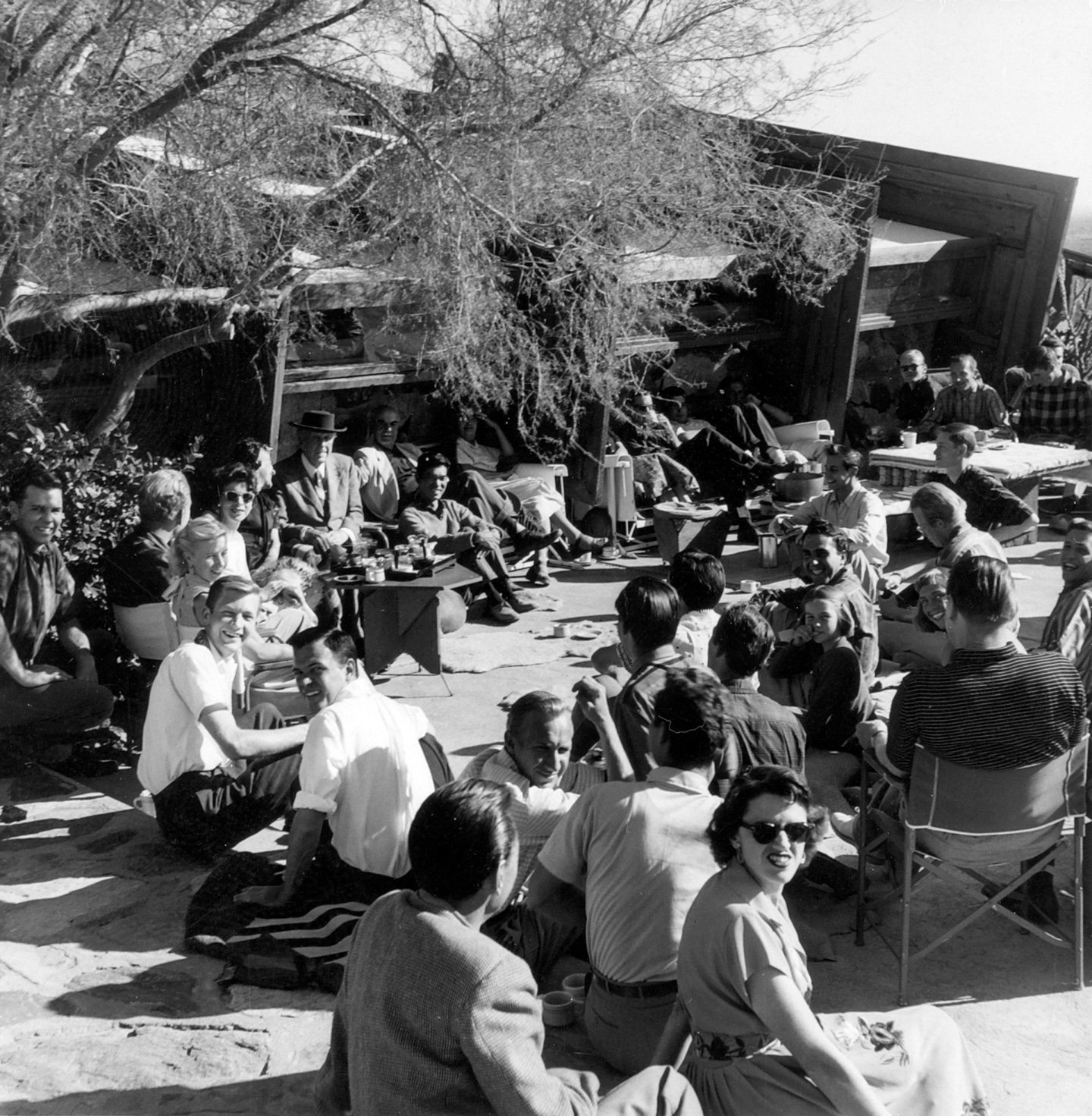 Frank Lloyd Wright 和學徒們在西塔里耶森(Taliesin West)日落露臺喝茶