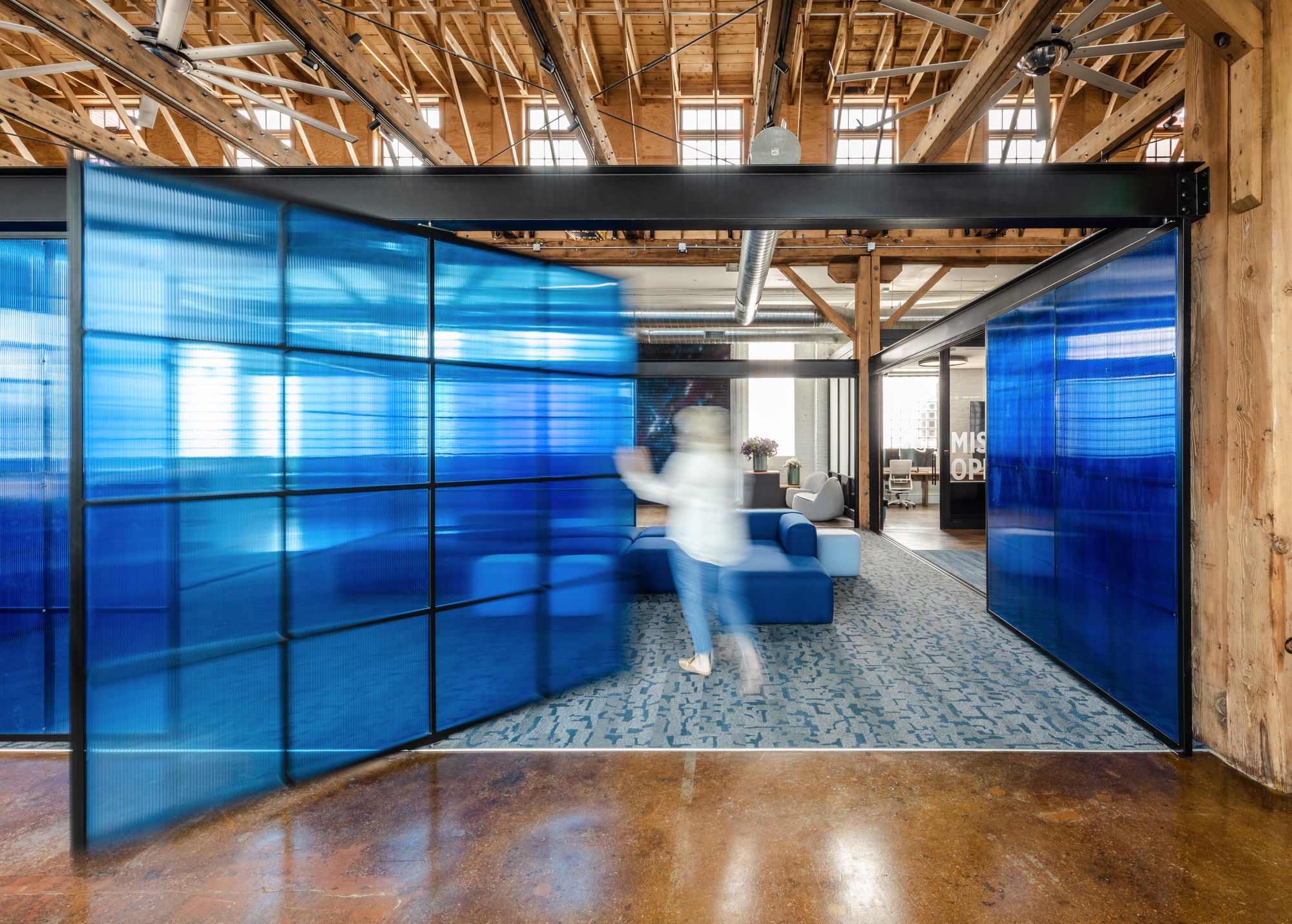 Neoera Astroscale Holdings US HQ Denver 美國丹佛總部室內設計 在這項室內設計案中,最引人注目的就是這道可旋轉的藍色 PC 式障子屏風的