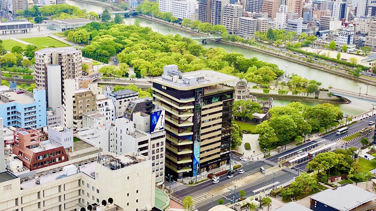 世界遺產原爆圓頂館東側，千紙鶴塔於2016年9月正式開幕，這座複合設施讓遊客深度感受「廣島豐饒文化」的多元面貌。一樓物產館「人與樹」匯集廣島名產約1,000項商品，展現當地物產的豐富多樣性。頂樓展望台堪稱千紙鶴塔最大亮點，遊客可從高處俯瞰世界遺產原爆圓頂館、平和紀念公園一帶重建後的街道景觀