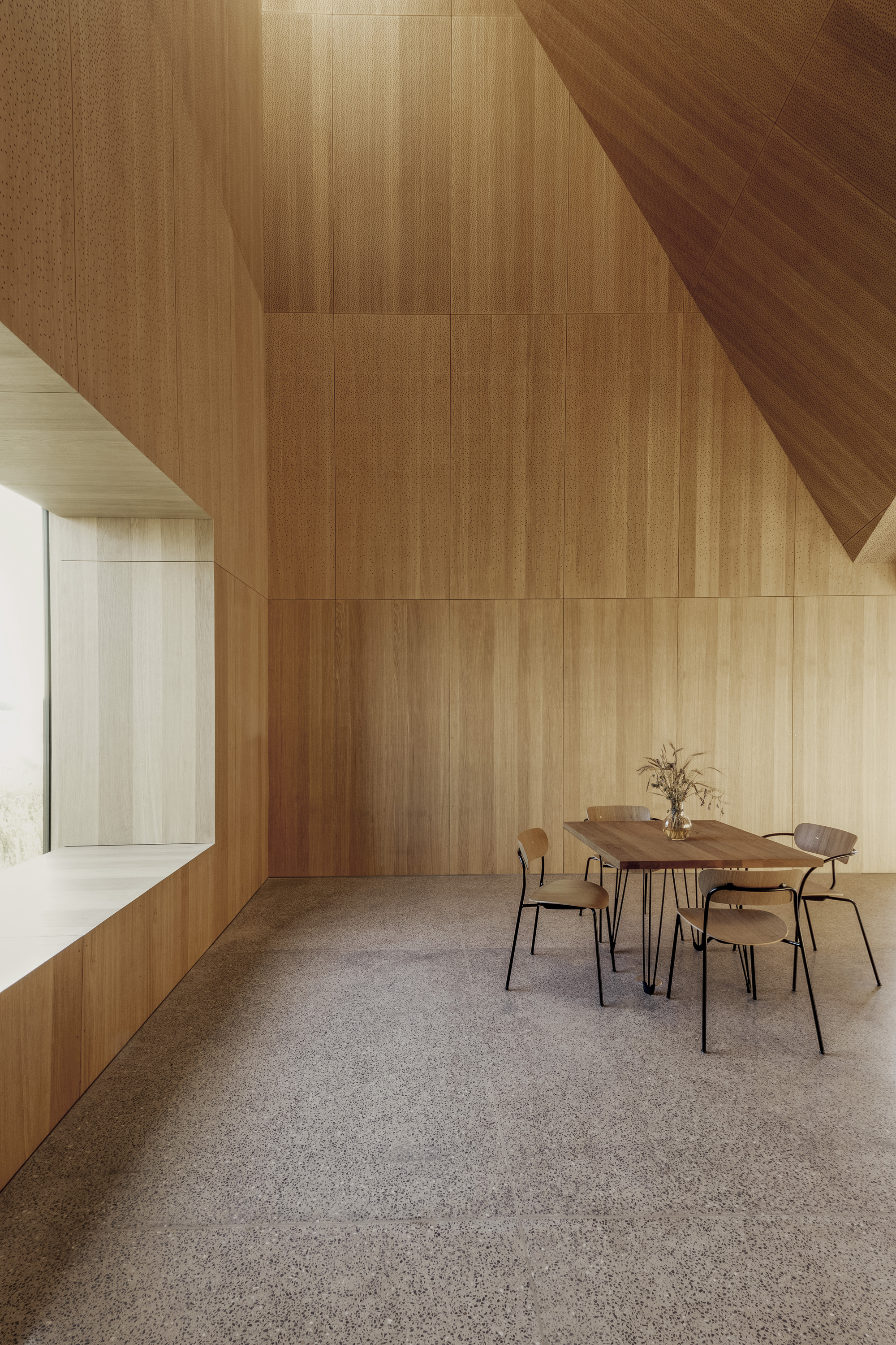 Hjørring Denmark House of Grain｜Kornets Hus 丹麥遊客中心 Reiulf Ramstad Arkitekter 兩座光井不僅引入自然光線，更創造出空間的層次感與戲劇性，讓訪客在參觀過程中能夠感受到光影變化帶來的空間魅力