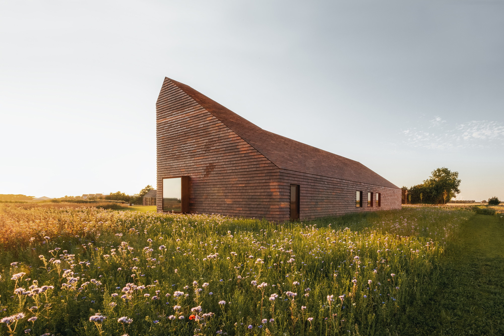 Hjørring Denmark House of Grain|Kornets Hus 丹麥遊客中心 Reiulf Ramstad Arkitekter 坐落於既有農場與麵包坊的基地上,面對遼闊的麥田,宛如一座守護穀物記憶的前哨站