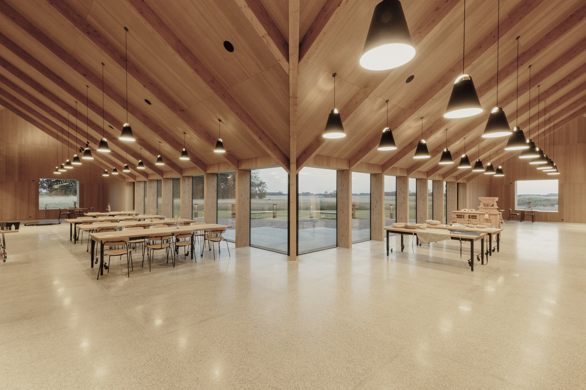 Hjørring Denmark House of Grain｜Kornets Hus 丹麥遊客中心 Reiulf Ramstad Arkitekter 「穀物之家」的室內空間規劃簡潔而靈活，能夠容納各式各樣的活動與功能。建築師精心安排的動線，讓訪客能夠順暢地穿梭於不同展區之間