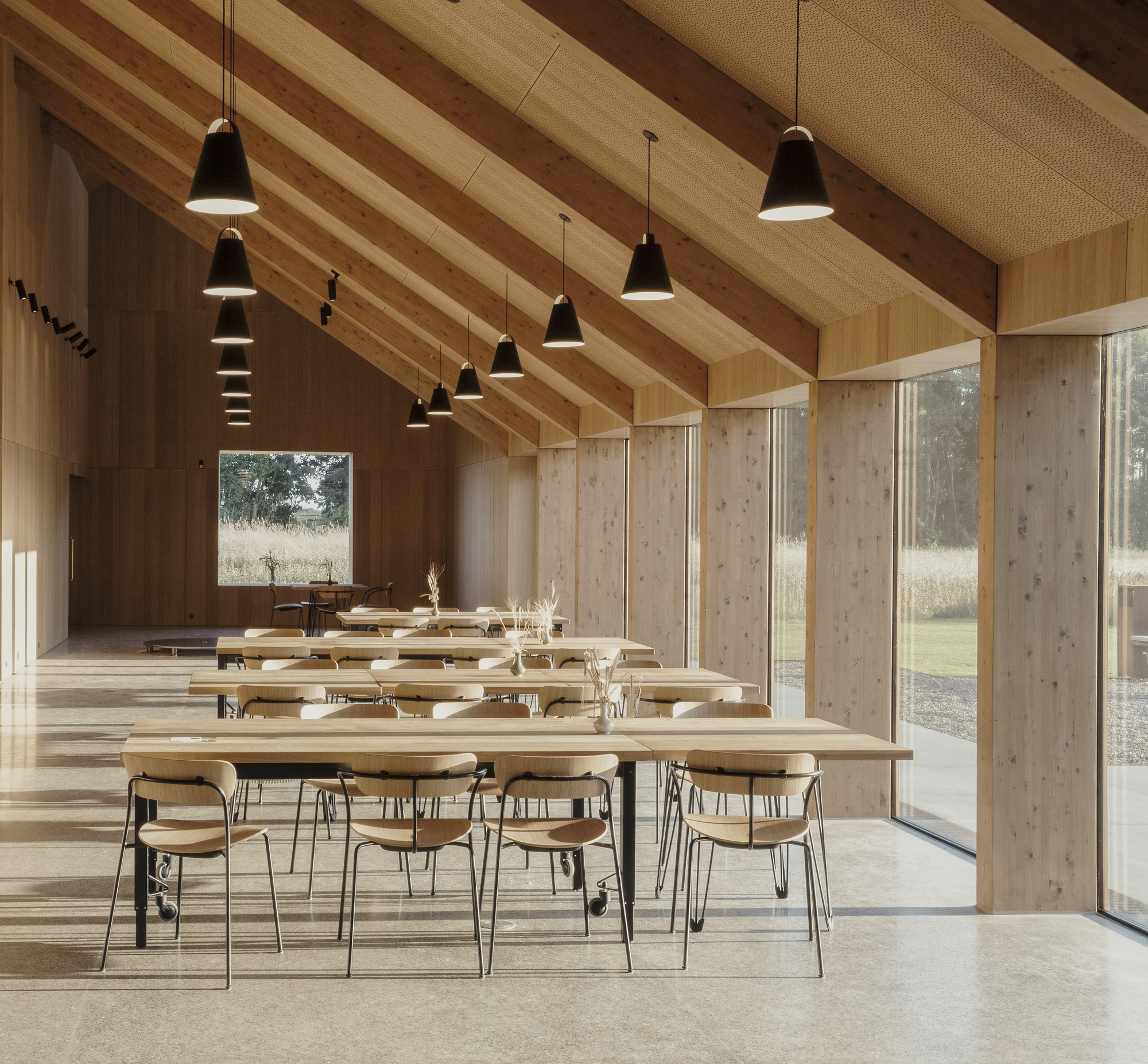 Hjørring Denmark House of Grain｜Kornets Hus 丹麥遊客中心 Reiulf Ramstad Arkitekter 當人們步入此L型空間，映入眼簾的是一幅壯闊的「古老農耕全景圖」，深刻感受田野的深邃與天際的遼闊 。此種設計模糊了內外分野，讓建築本身成為一道取景框，引導視線聚焦於穀物生長的現場，強化了人與自然的連結