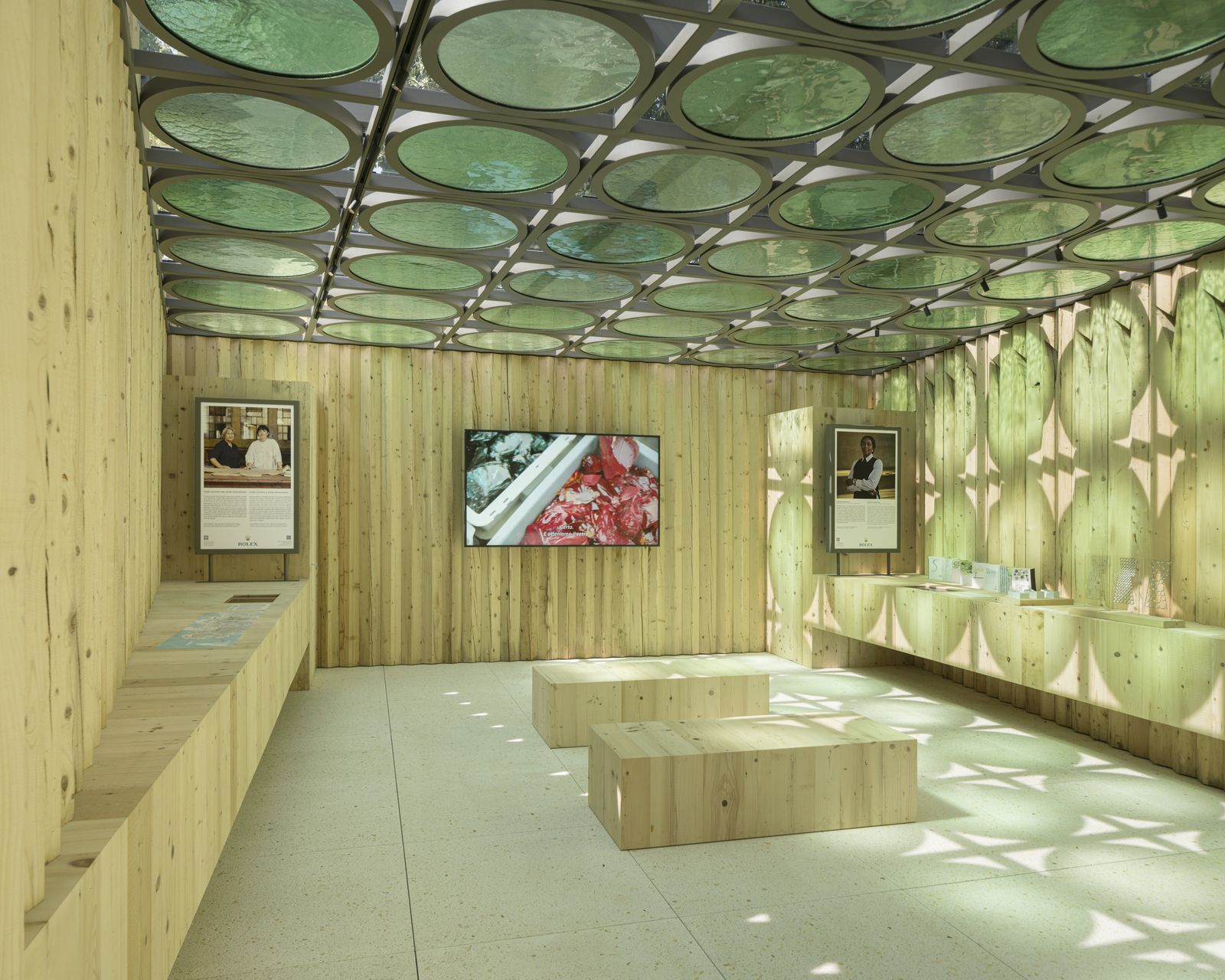 展館天花板由穆拉諾工匠製作,將以影片主導的展示呈現**(圖片來源:©Rolex/Matthieu Gafsou)