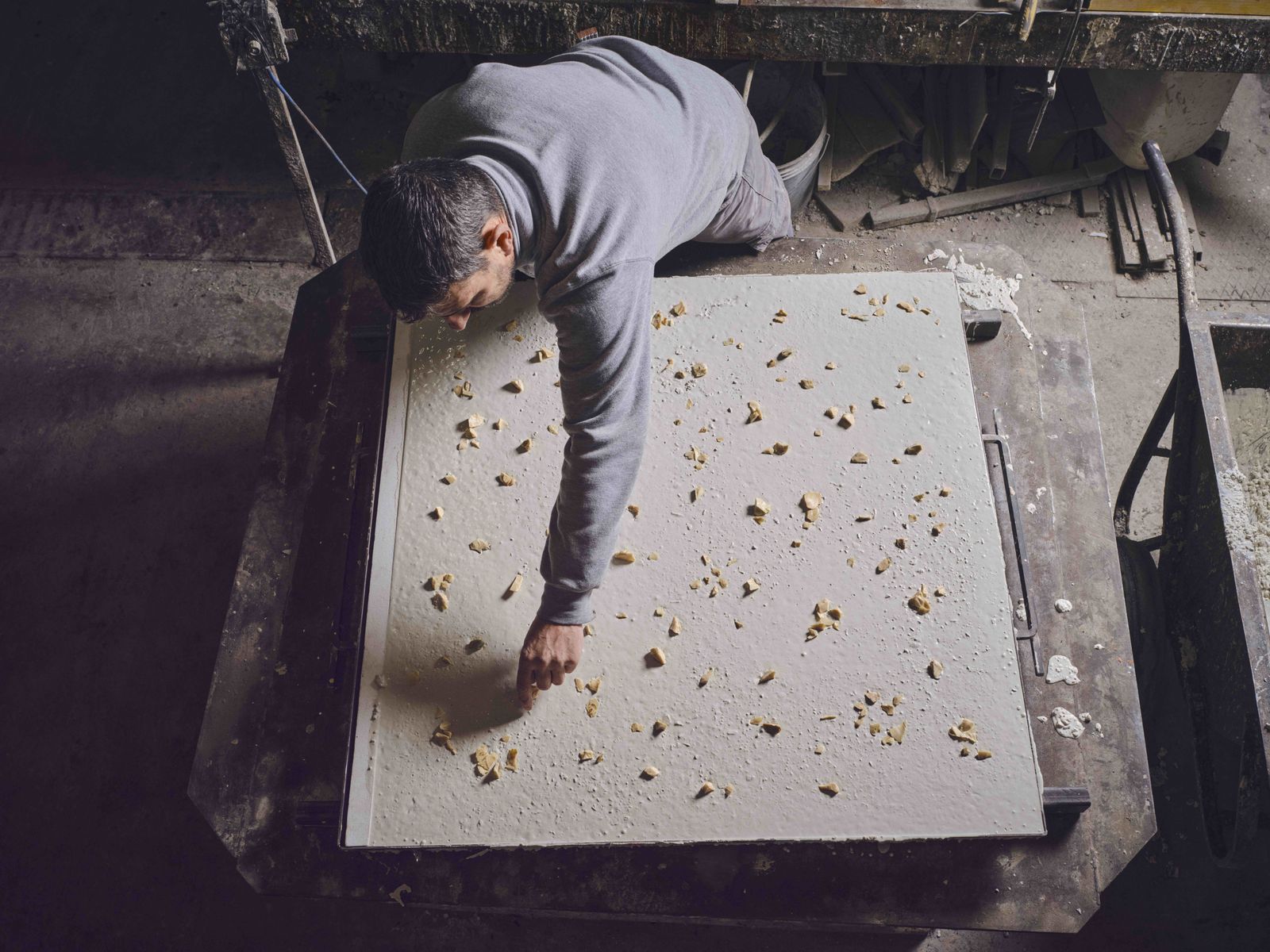 一位工匠以含回收「Cotisso」玻璃的骨料製作水磨石地板（圖片來源：©Rolex/Sébastien Agnetti）