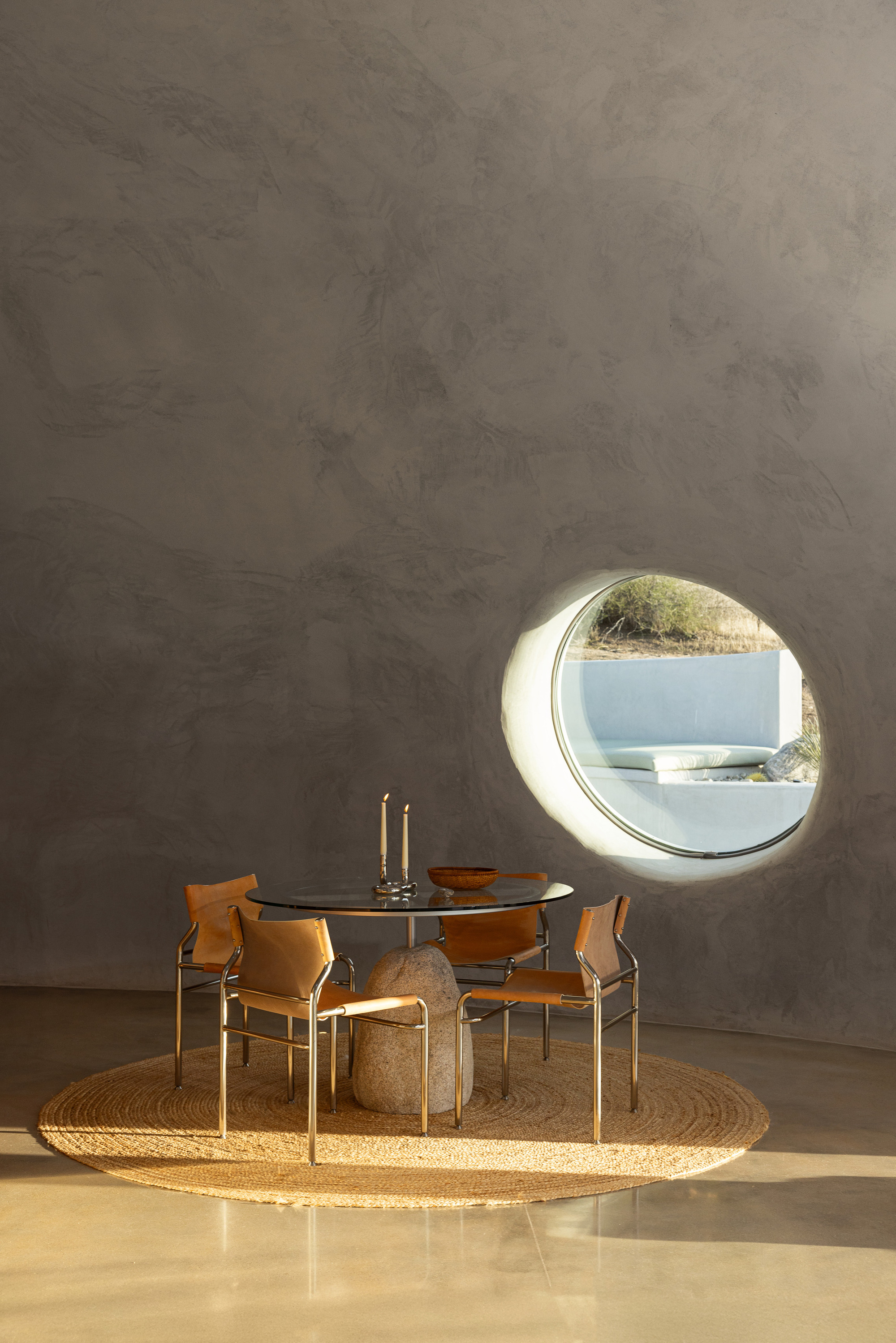 Anastasiya Dudik 美國加州私人住宅 Hata Dome  步入HATA內部，建築、藝術與周遭地景之間的界線悄然消弭。自然天光在弧形的灰泥牆面上悠然飄移，隨著時間推移幻化出豐富的光影層次