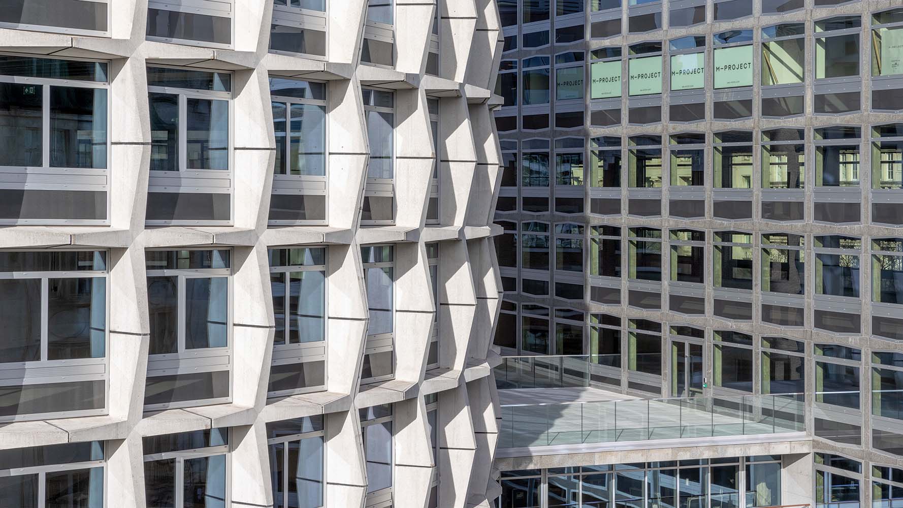 Space House 塔樓外牆上波紋狀的預鑄混凝土花格，與直線型大廈的流線造型形成視覺上的對比。照片 © Danica O. Kus