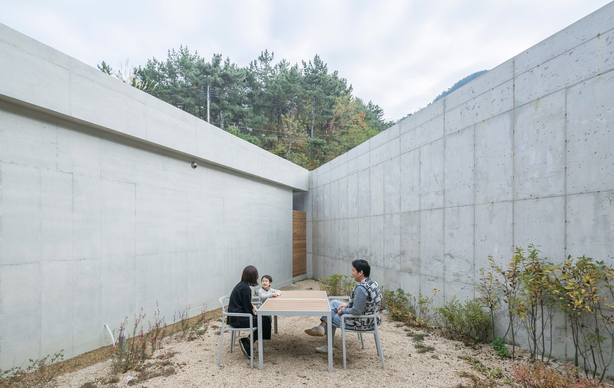 下沉式庭院為「地平線招待所」(Jipyoung Guesthouse)的空間增添風格。照片:Sergio Pirrone