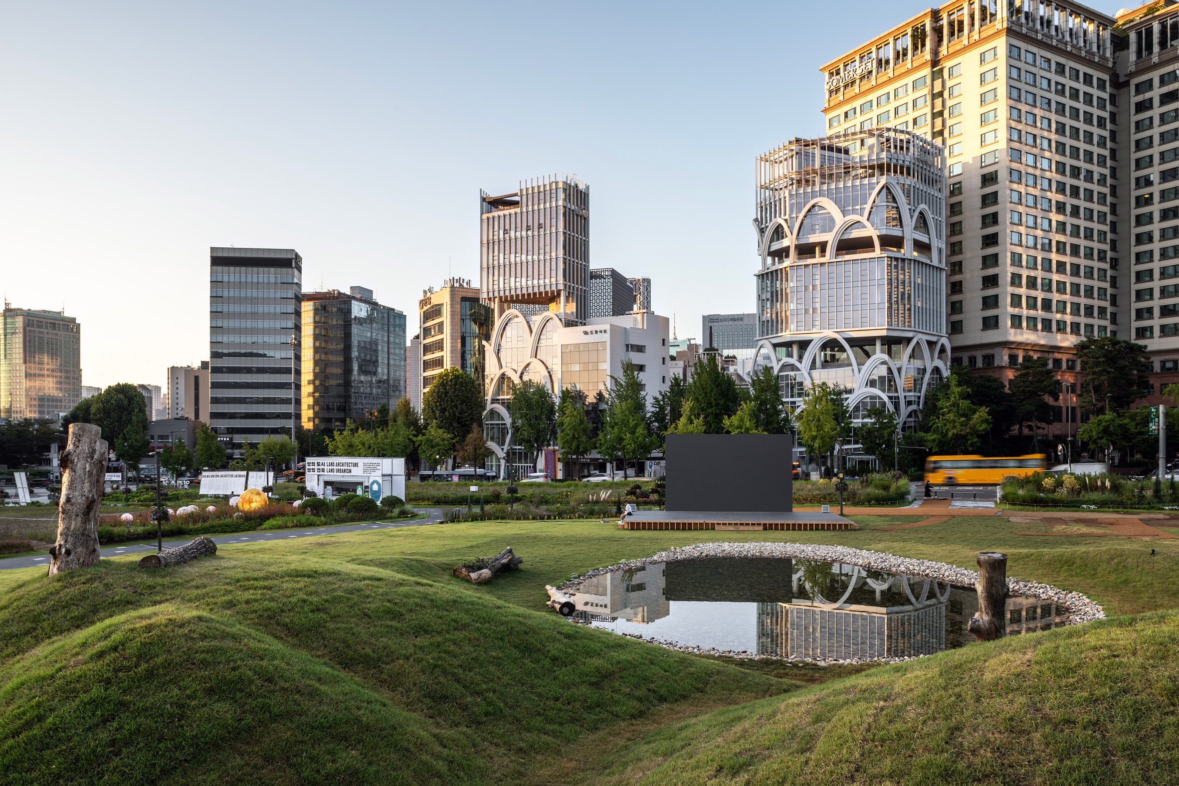 Cho 為 2023 年首爾建築與都市雙年展創作了地球館。照片：Wooseop Hwang