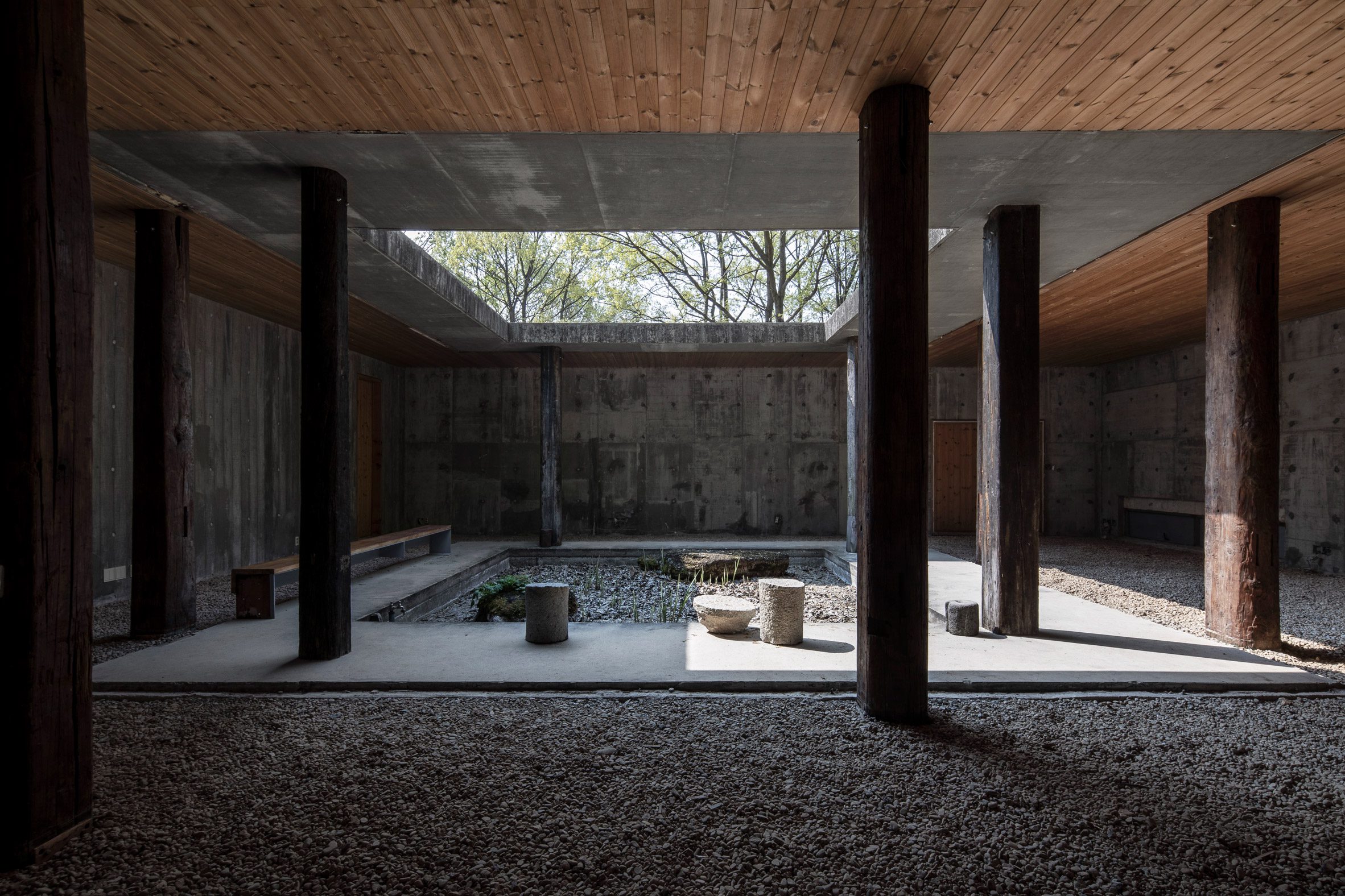 在 2007 年完成的 Concrete Box House 中，地面也是一個強烈的存在。照片：Wooseop Hwang