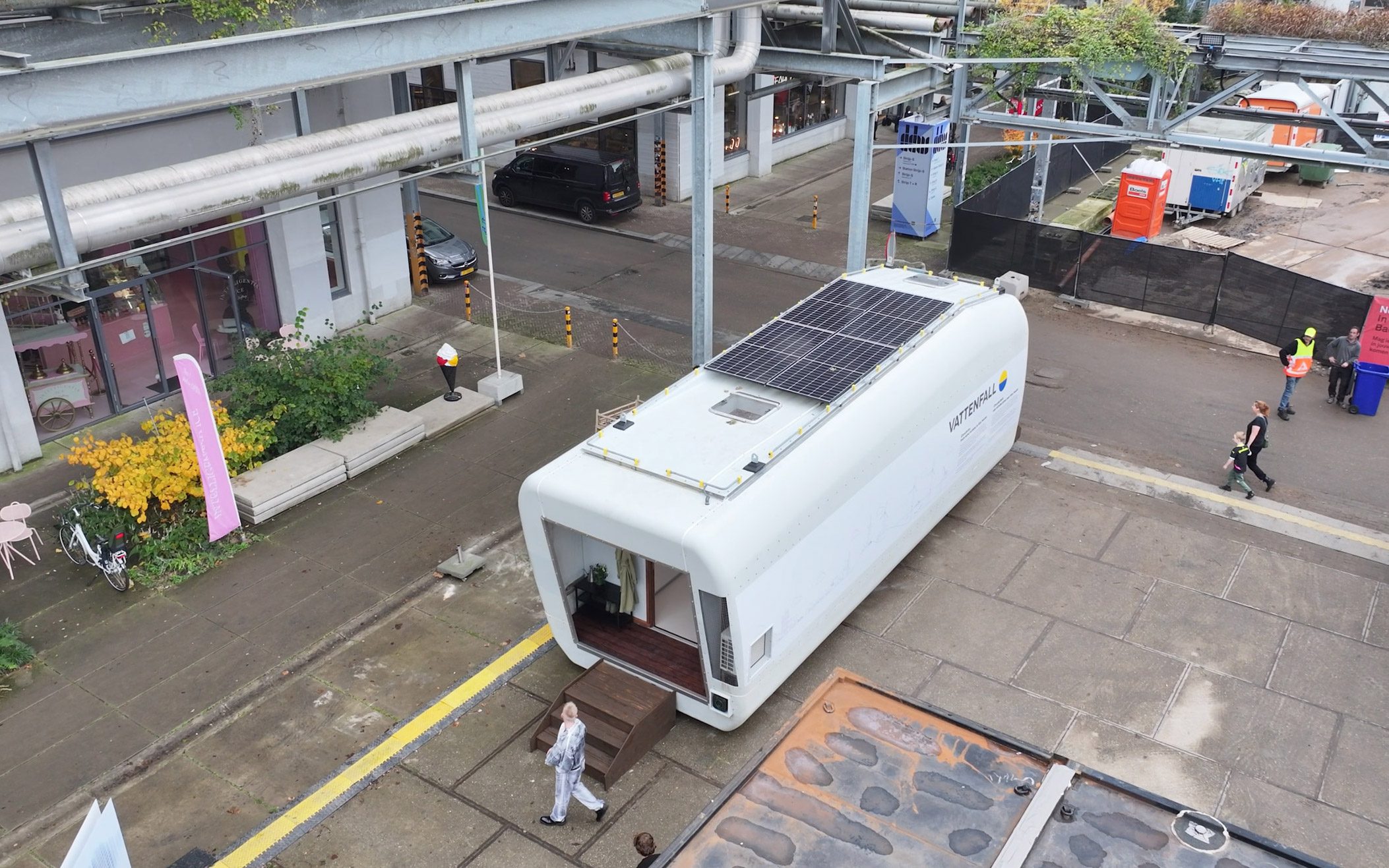 這座微建築屋頂區域還安裝有四片太陽能板，所產生的電力足夠供應此微建築的日常運作，甚至還能為外部一個電動汽車充電樁提供能源，實踐了能源自給的理想