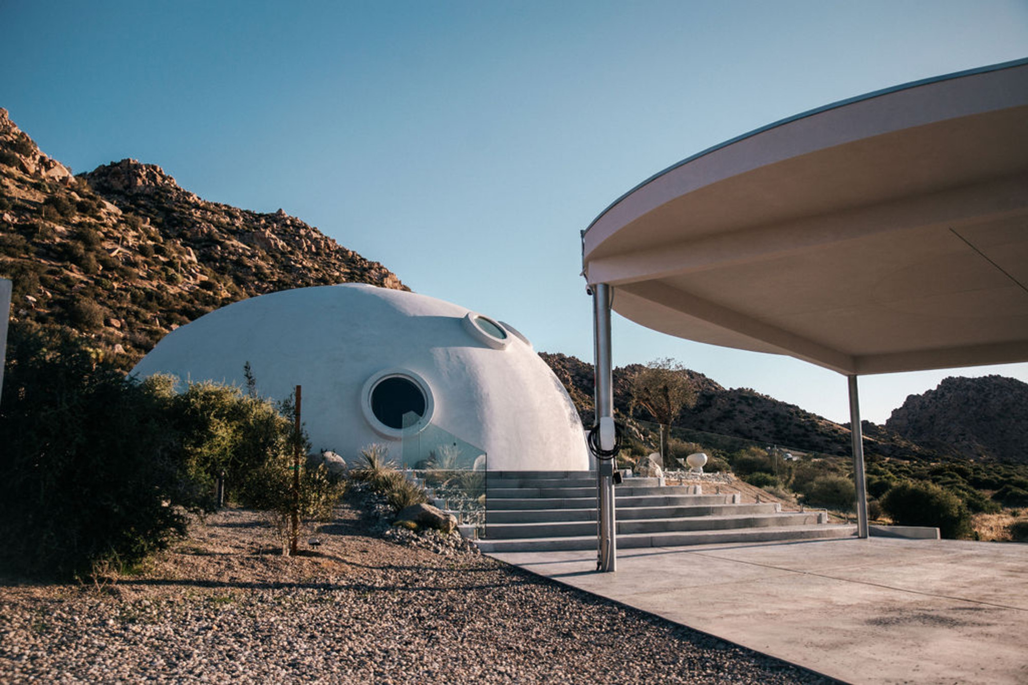 HATA的建造過程本身即是一場對傳統建築流程的顛覆。用氣模(airform)技術作為結構支撐,輔以縝密配置的鋼筋網絡,再運用噴射混凝土(shotcrete)形塑厚實的圓頂外殼,最終施以灰泥(stucco)飾面完成