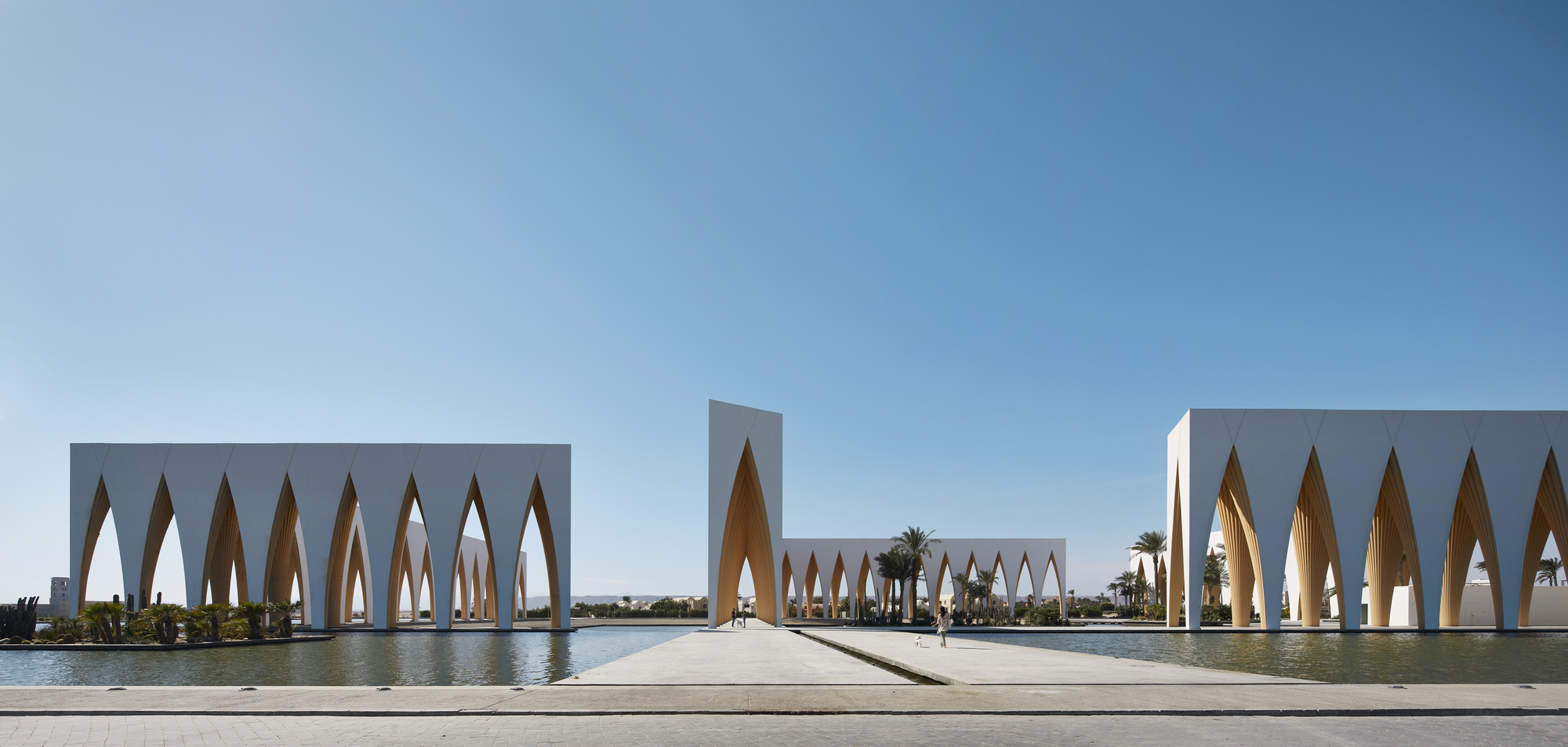 Orascom Development Egypt Studio Seilern Architects 埃及 Egypt Festival Plaza El Gouna 此廣場設計為多功能用途空間,不僅是年度艾爾古納電影節(El Gouna Film Festival)、體育賽事與音樂會的舉辦地,在活動間歇期亦作為公共廣場使用