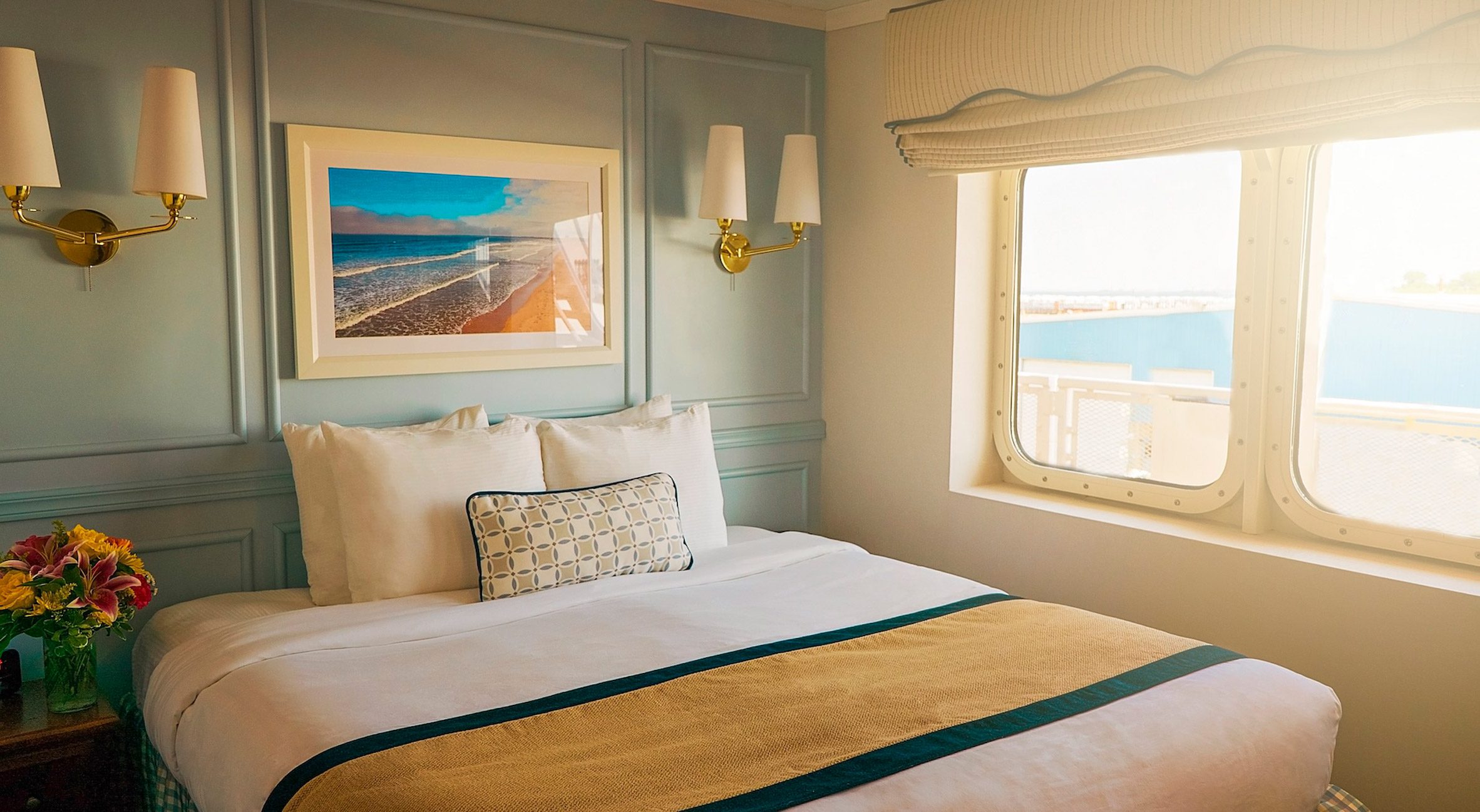 在 Victory Cruise Lines 上預訂迷人的 185 平方英尺室外客房,可直接從睡房欣賞五大湖的美景。
勝利郵輪公司提供