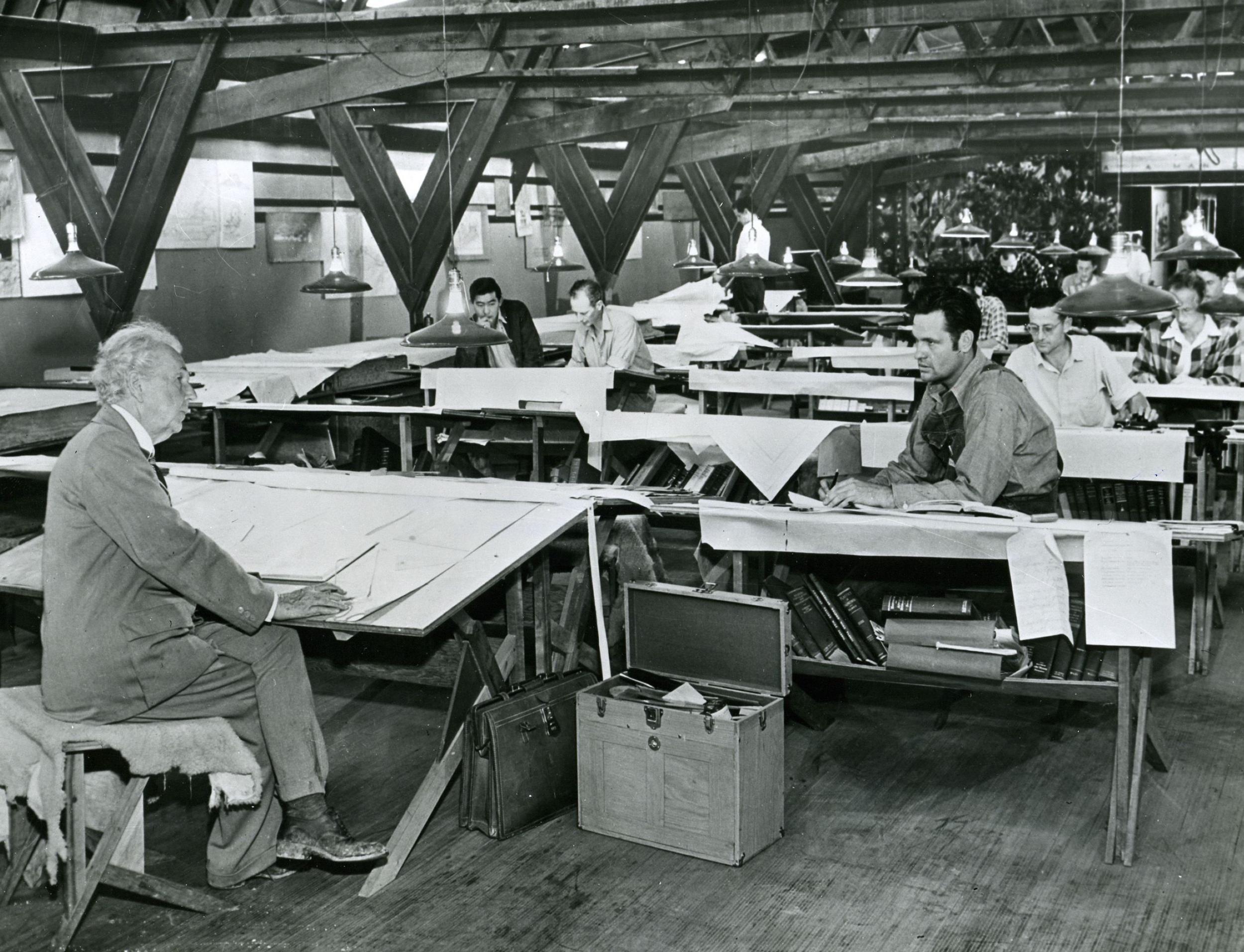 1945 年，Lloyd Wright 和他的學徒團隊。照片： Nara Archives/REX/Shutterstock