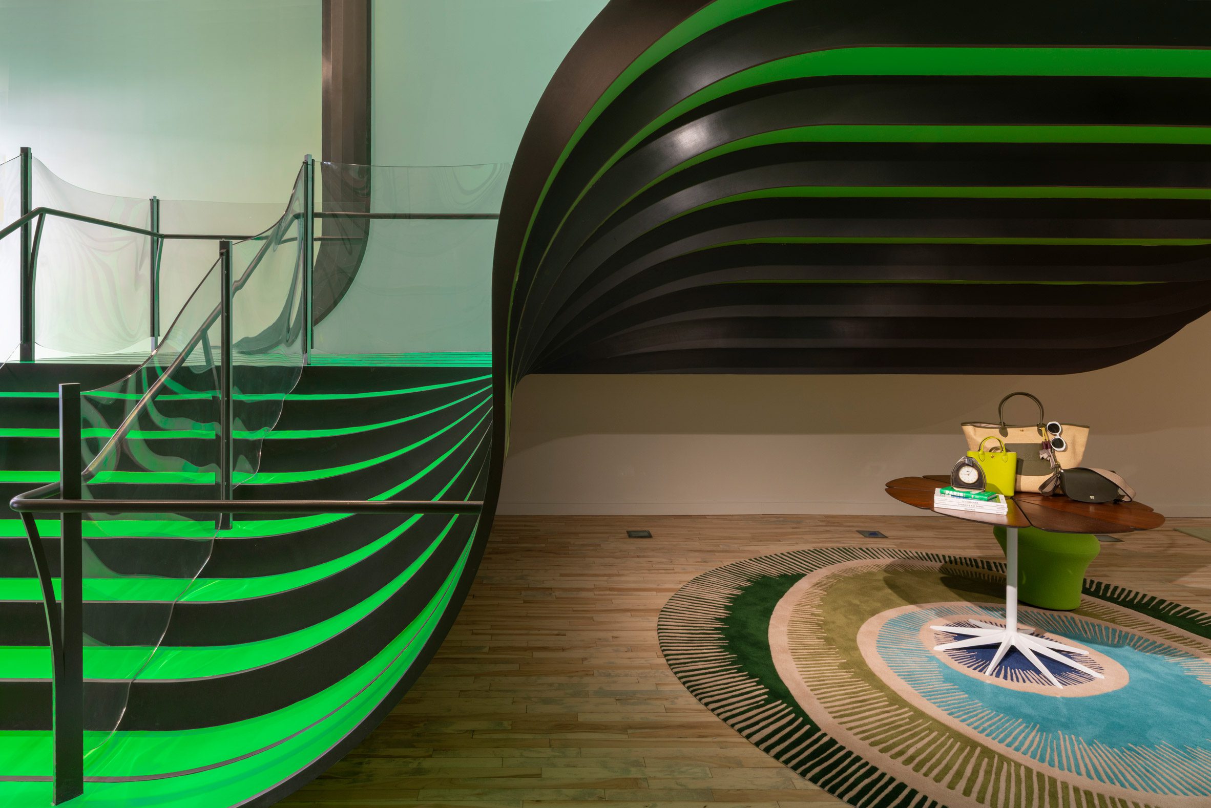 名為「The Landscape」的空間裝置，以55噸熱軋鋼材塑造成絲帶般蜿蜒的步道，串聯入口與位於二樓寬敞的主要空間。大範圍切割的梣木天花板、以飛機擋風玻璃為靈感的欄杆如布料飛揚，精巧而富啟發性地揉合建築、戲劇與手工藝的美感