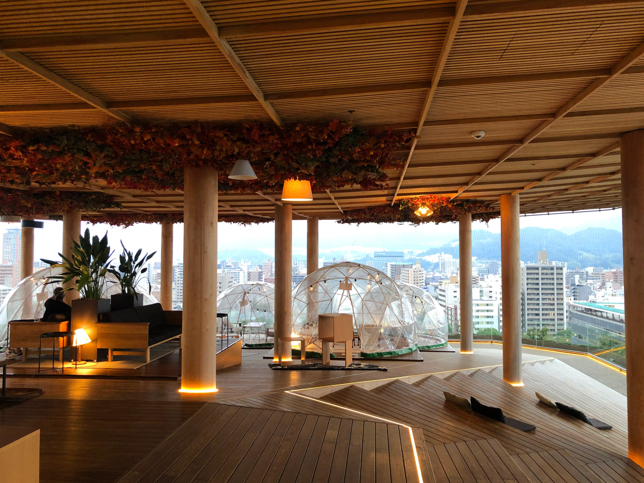 這片屋頂廣場就像天空中的公共空間，除了讓人休憩，還可以做為各種活動、展覽用途