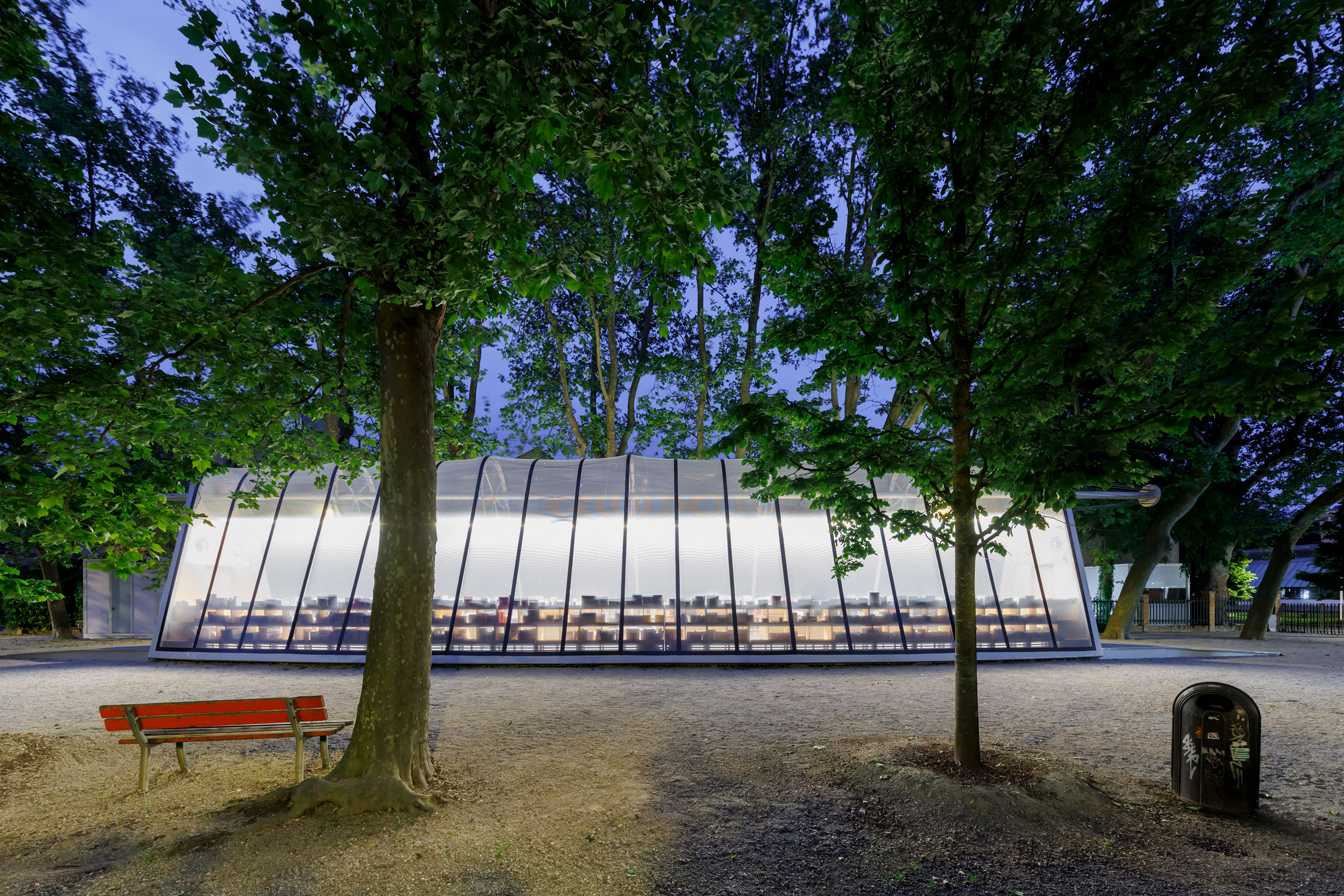 美國建築師事務所Diller Scofidio + Renfro(DS+R) 威尼斯建築雙年展 Venice Architecture Biennale 可拆卸圖書館「La Libreria」 「La Libreria」圖書館外層包裹著「結構透明氟化膜」(Structural Transparent Fluorinated Envelope, STFE)