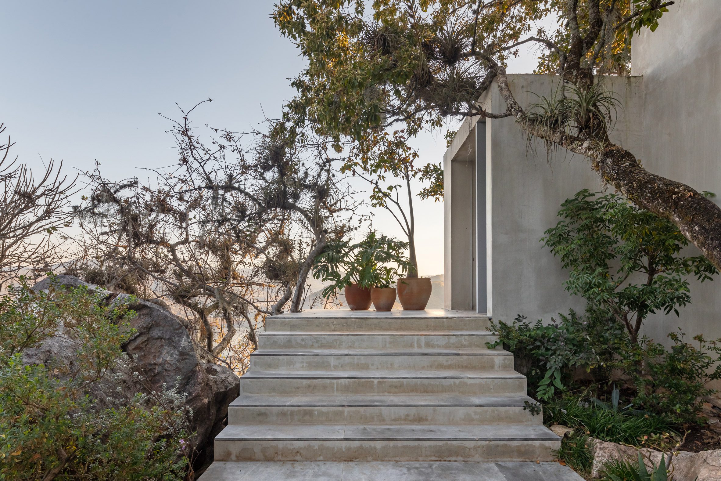 墨西哥住宅 Las Rocas ，墨西哥建築師伊格納西奧·烏爾基薩（Ignacio Urquiza）與室內設計師安娜·保拉·德·阿爾巴（Ana Paula de Alba）