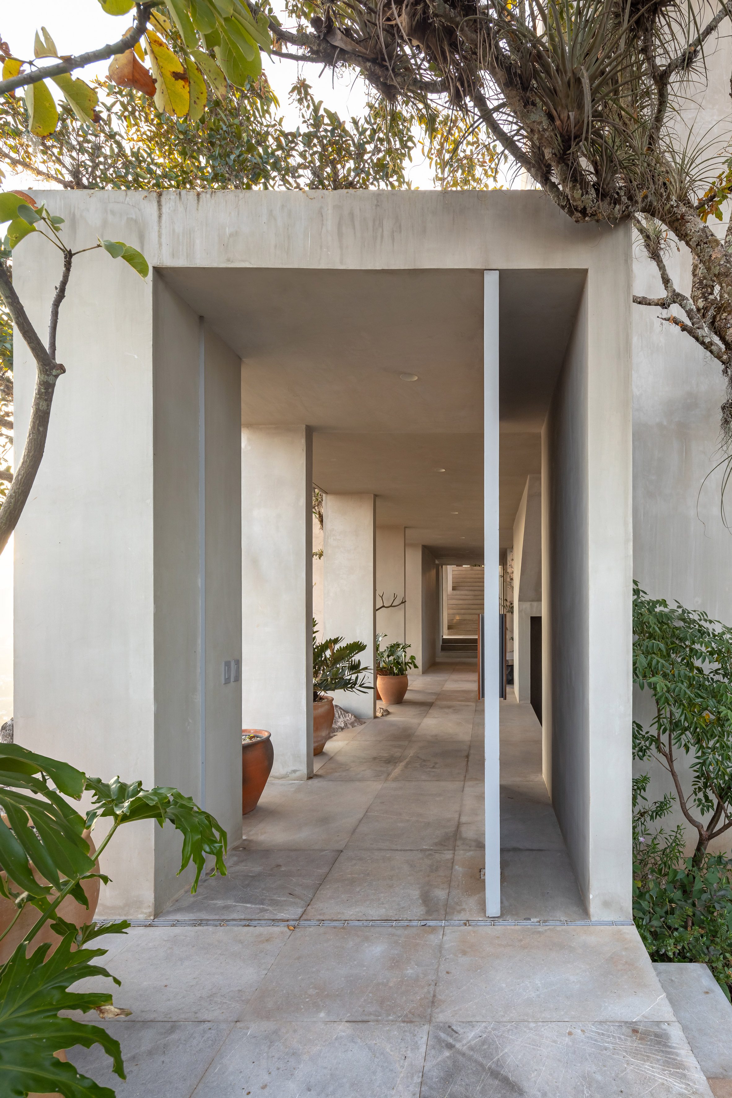 墨西哥住宅 Las Rocas ，墨西哥建築師伊格納西奧·烏爾基薩（Ignacio Urquiza）與室內設計師安娜·保拉·德·阿爾巴（Ana Paula de Alba）