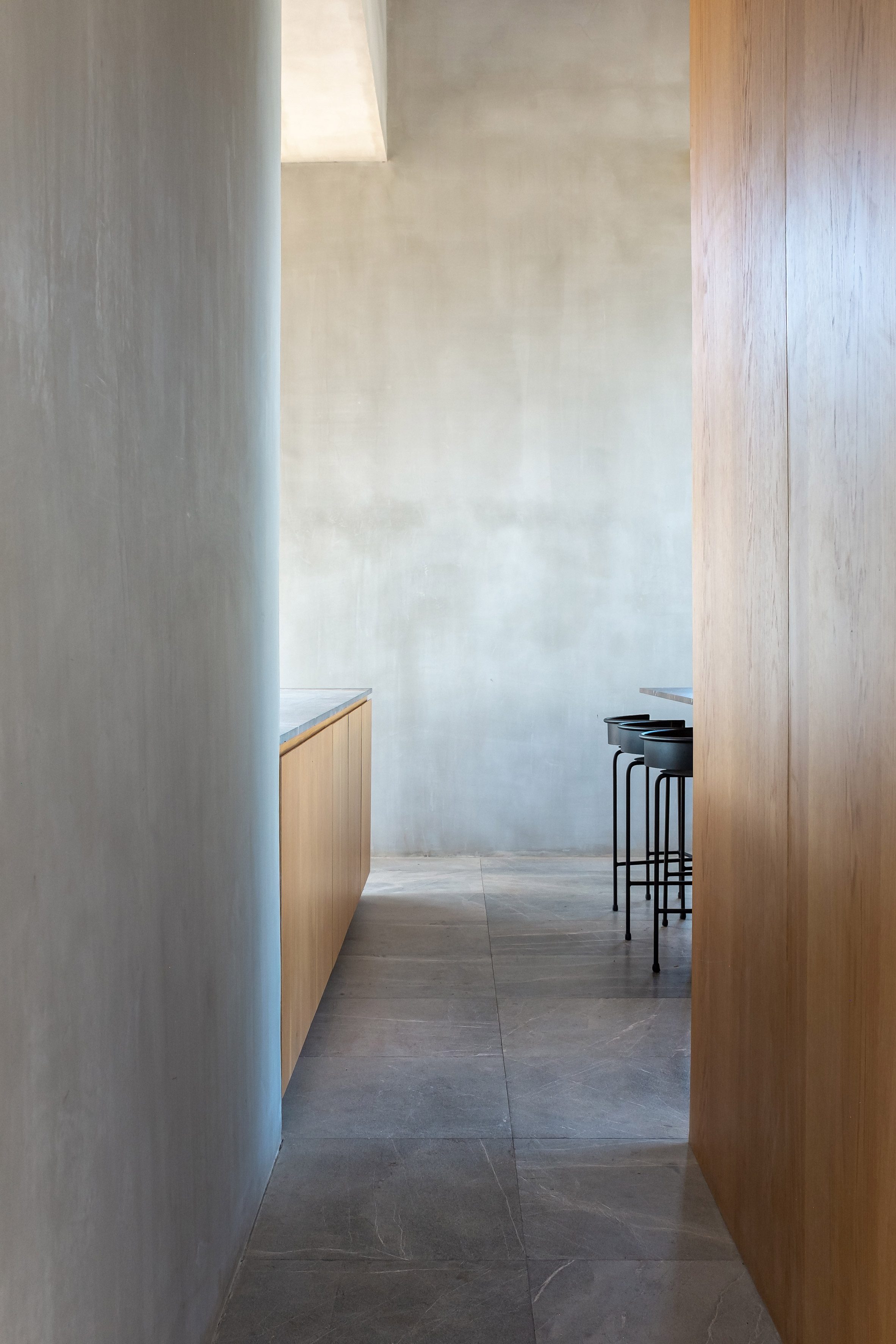 墨西哥住宅 Las Rocas ，墨西哥建築師伊格納西奧·烏爾基薩（Ignacio Urquiza）與室內設計師安娜·保拉·德·阿爾巴（Ana Paula de Alba）