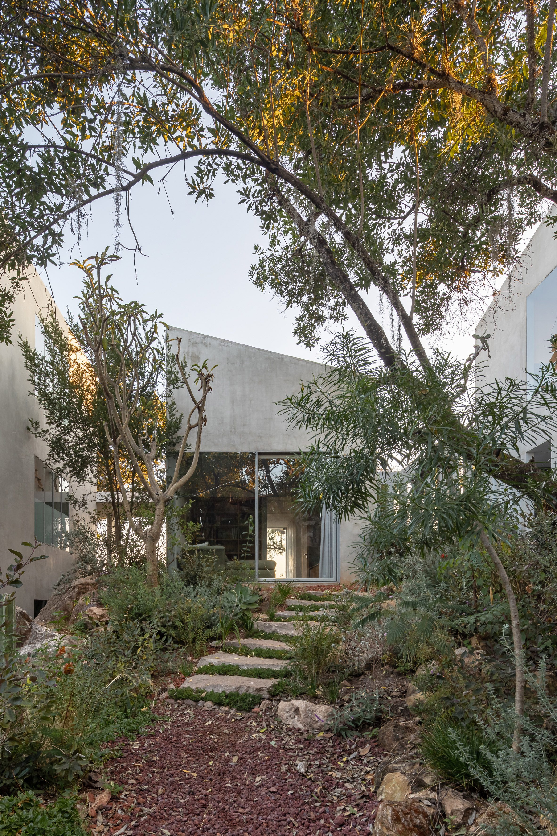 墨西哥住宅 Las Rocas ，墨西哥建築師伊格納西奧·烏爾基薩（Ignacio Urquiza）與室內設計師安娜·保拉·德·阿爾巴（Ana Paula de Alba）