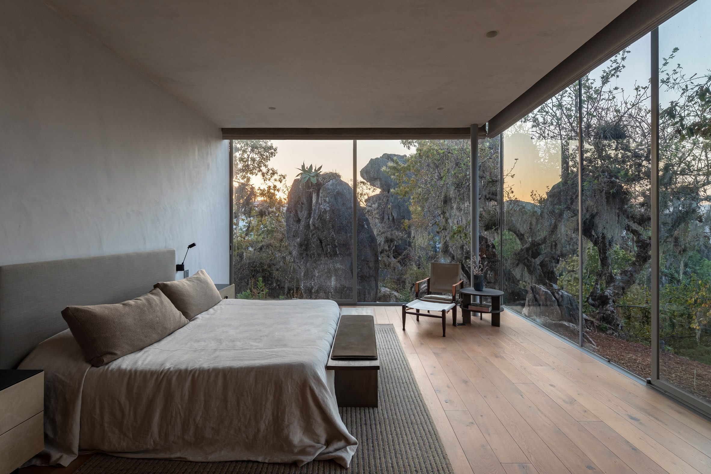 墨西哥住宅 Las Rocas ，墨西哥建築師伊格納西奧·烏爾基薩（Ignacio Urquiza）與室內設計師安娜·保拉·德·阿爾巴（Ana Paula de Alba）