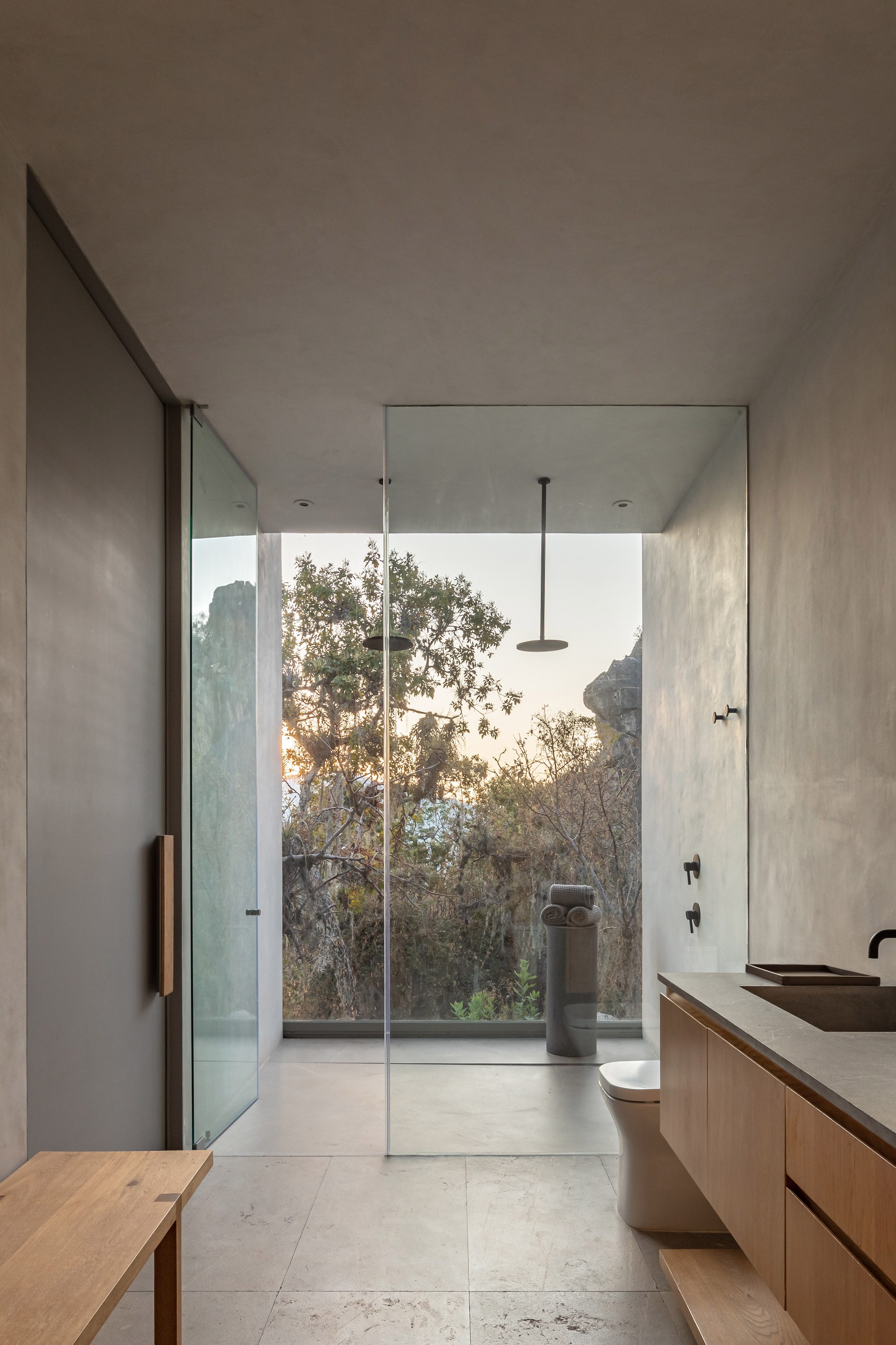 墨西哥住宅 Las Rocas ，墨西哥建築師伊格納西奧·烏爾基薩（Ignacio Urquiza）與室內設計師安娜·保拉·德·阿爾巴（Ana Paula de Alba）