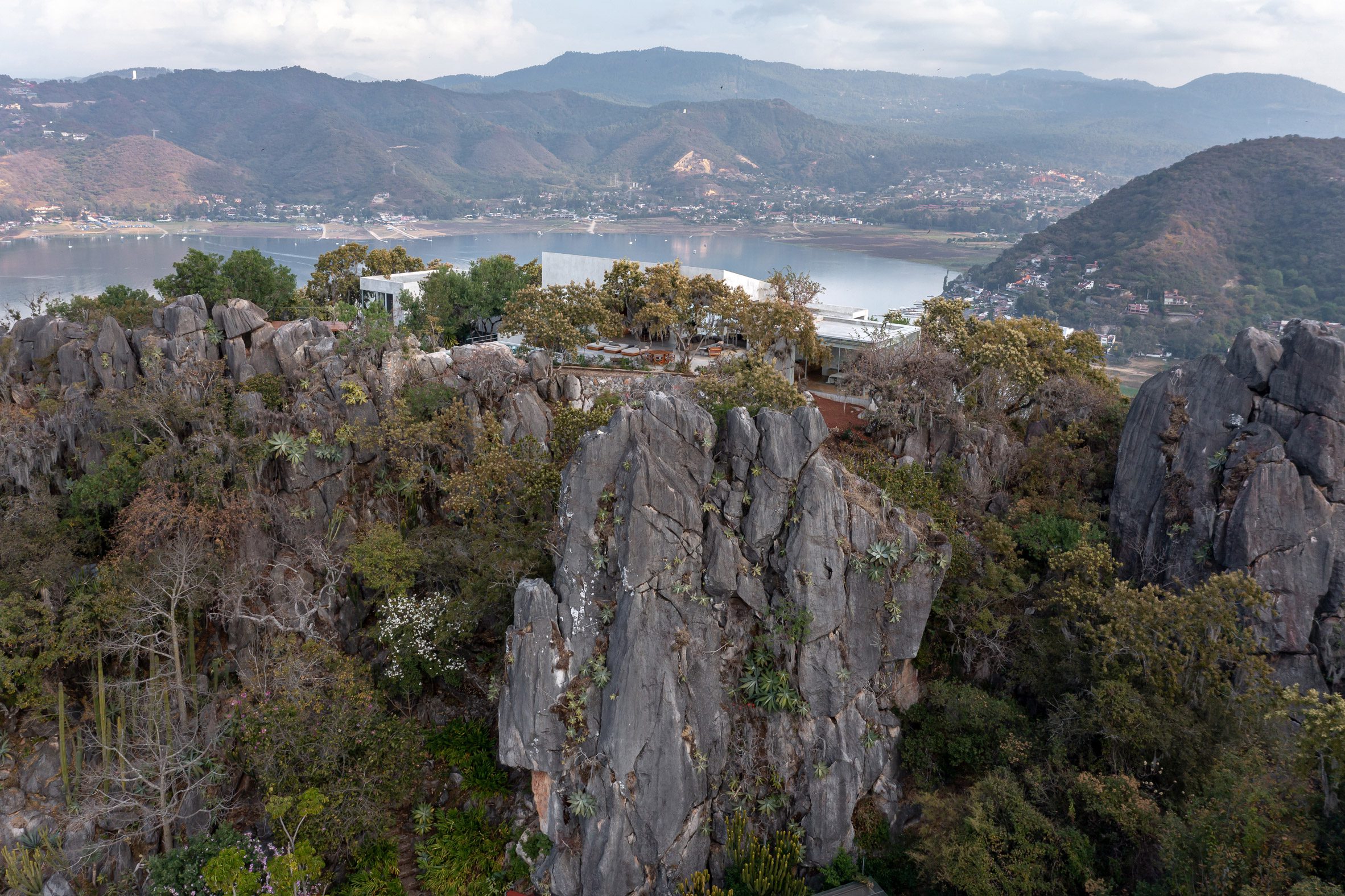 墨西哥住宅 Las Rocas ,墨西哥建築師伊格納西奧·烏爾基薩(Ignacio Urquiza)與室內設計師安娜·保拉·德·阿爾巴(Ana Paula de Alba)