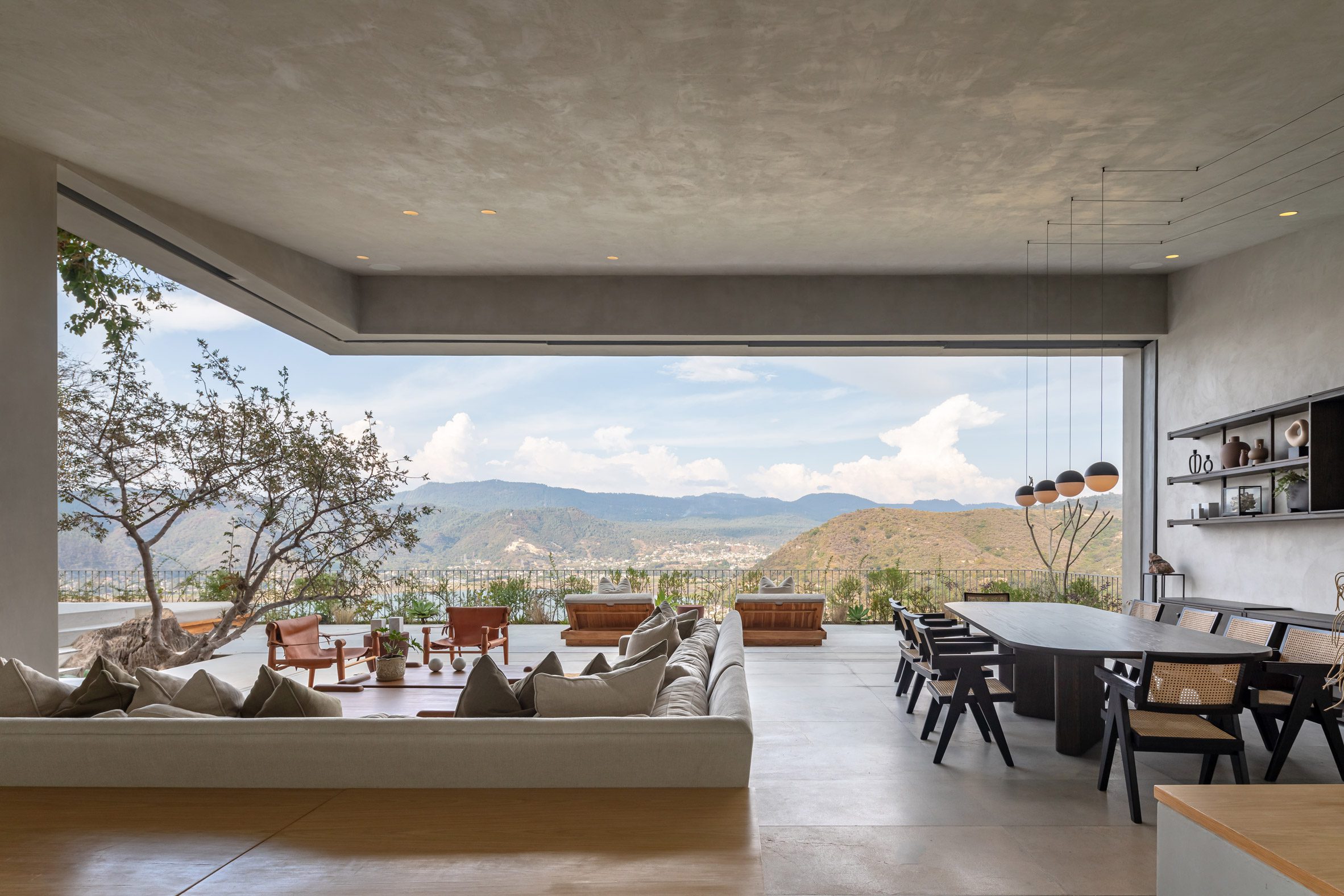 墨西哥住宅 Las Rocas ，墨西哥建築師伊格納西奧·烏爾基薩（Ignacio Urquiza）與室內設計師安娜·保拉·德·阿爾巴（Ana Paula de Alba）