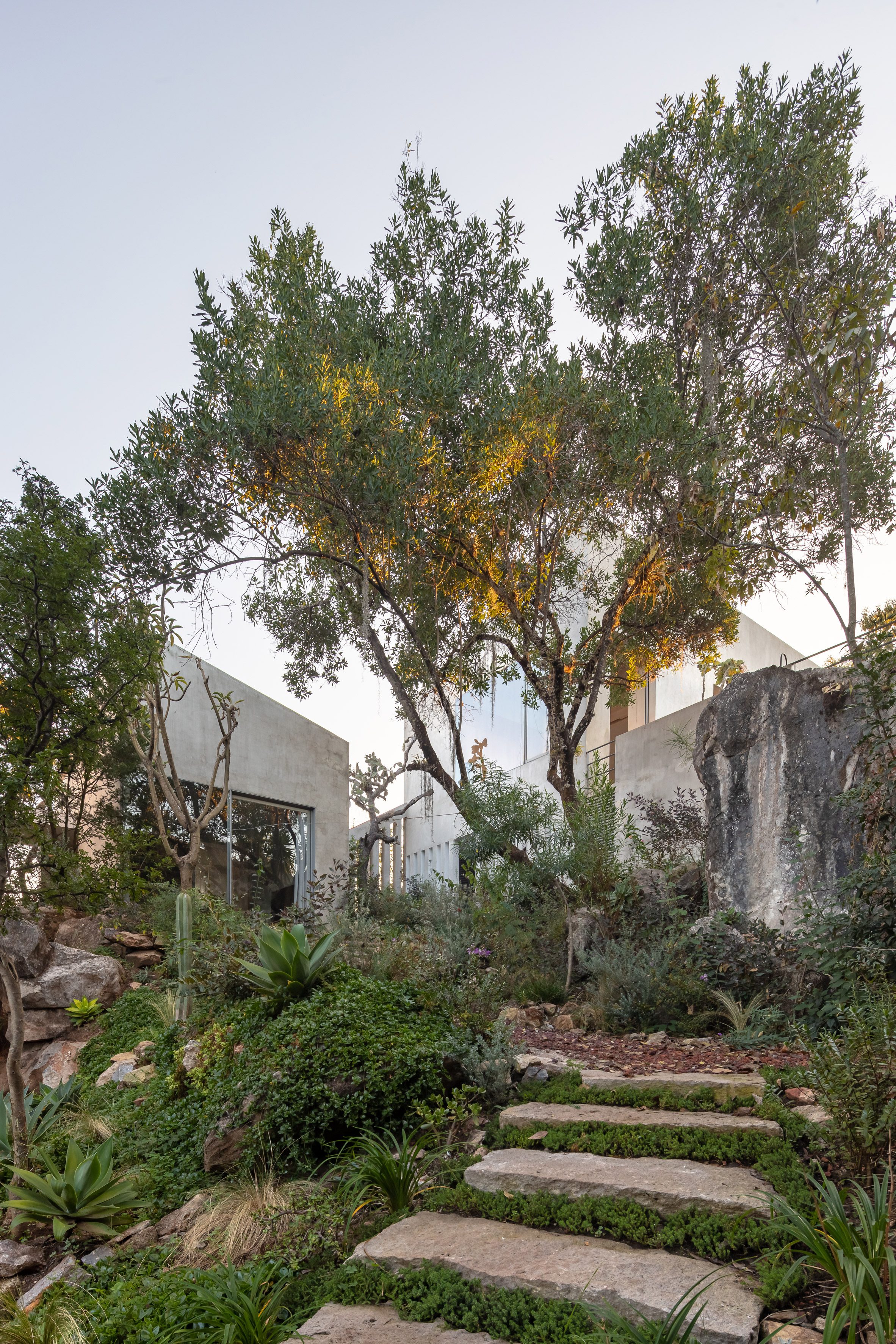 墨西哥住宅 Las Rocas ，墨西哥建築師伊格納西奧·烏爾基薩（Ignacio Urquiza）與室內設計師安娜·保拉·德·阿爾巴（Ana Paula de Alba）