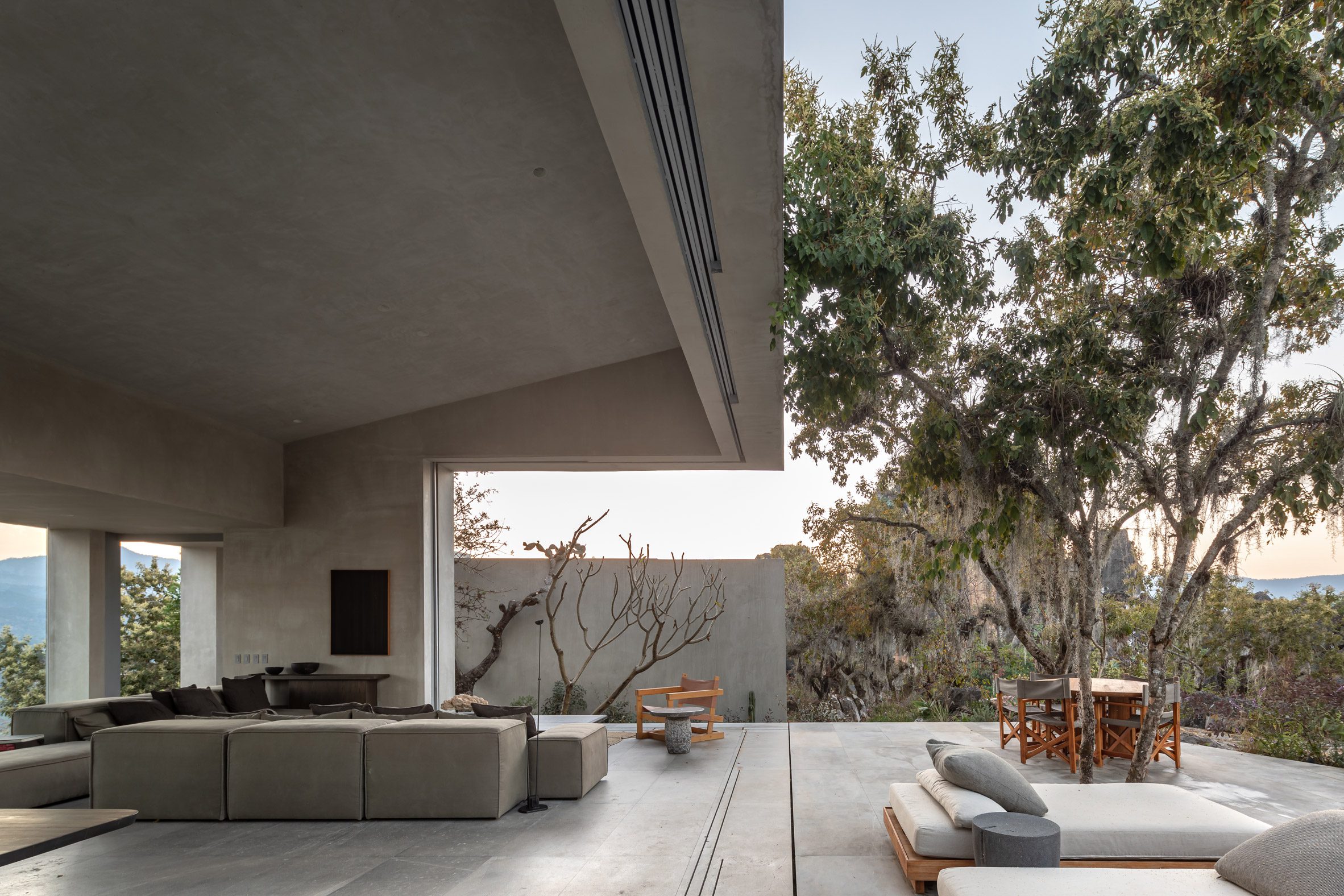 墨西哥住宅 Las Rocas ，墨西哥建築師伊格納西奧·烏爾基薩（Ignacio Urquiza）與室內設計師安娜·保拉·德·阿爾巴（Ana Paula de Alba）
