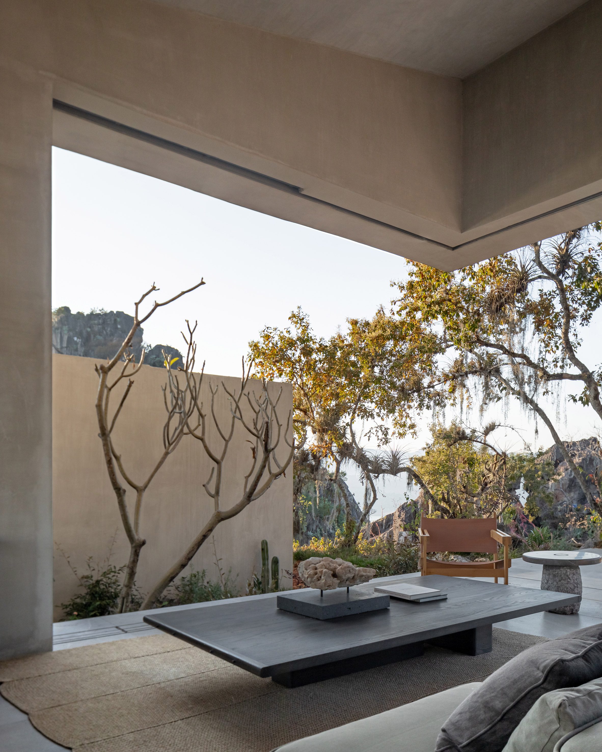 墨西哥住宅 Las Rocas ，墨西哥建築師伊格納西奧·烏爾基薩（Ignacio Urquiza）與室內設計師安娜·保拉·德·阿爾巴（Ana Paula de Alba）
