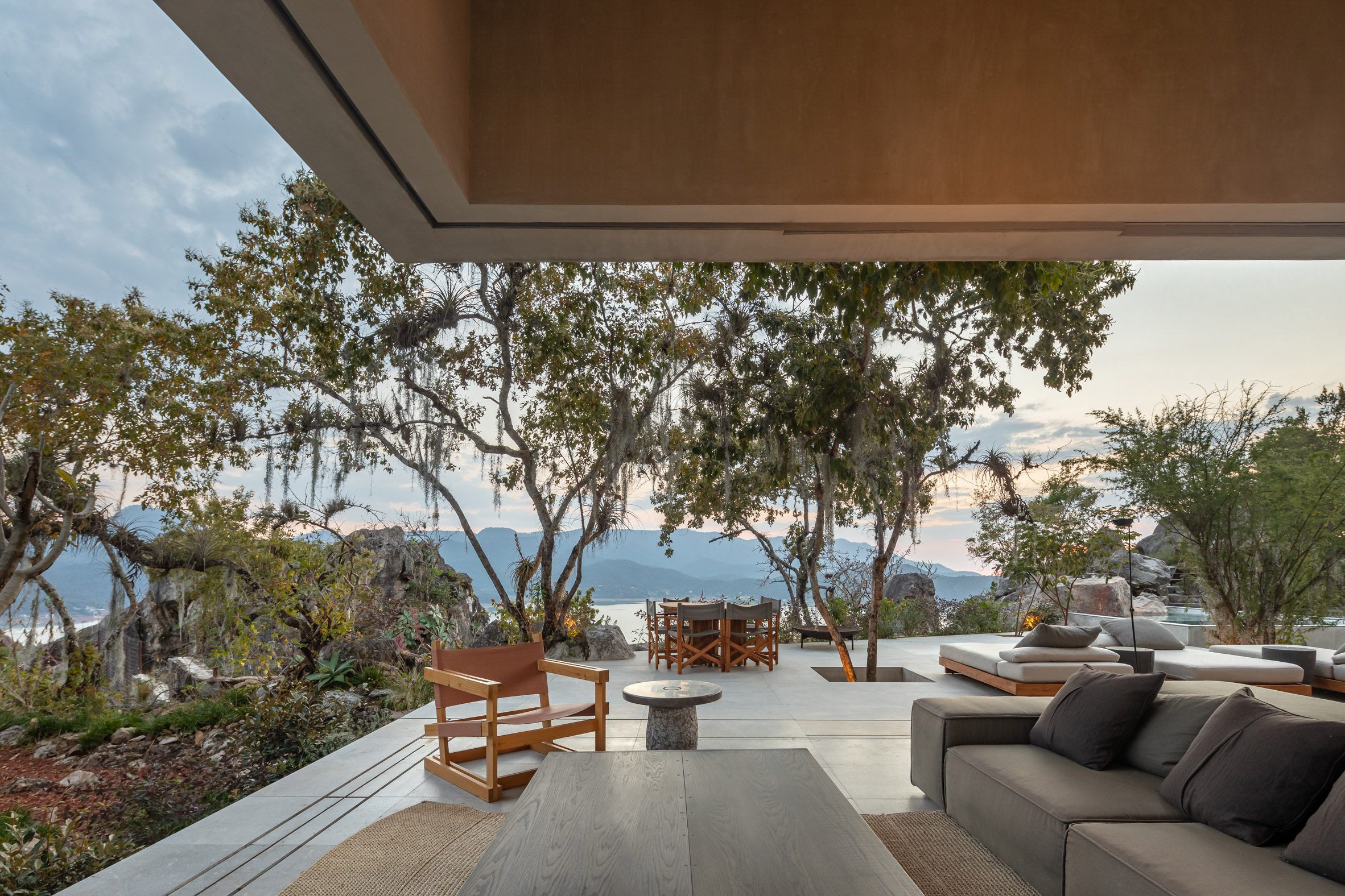 墨西哥住宅 Las Rocas ，墨西哥建築師伊格納西奧·烏爾基薩（Ignacio Urquiza）與室內設計師安娜·保拉·德·阿爾巴（Ana Paula de Alba）