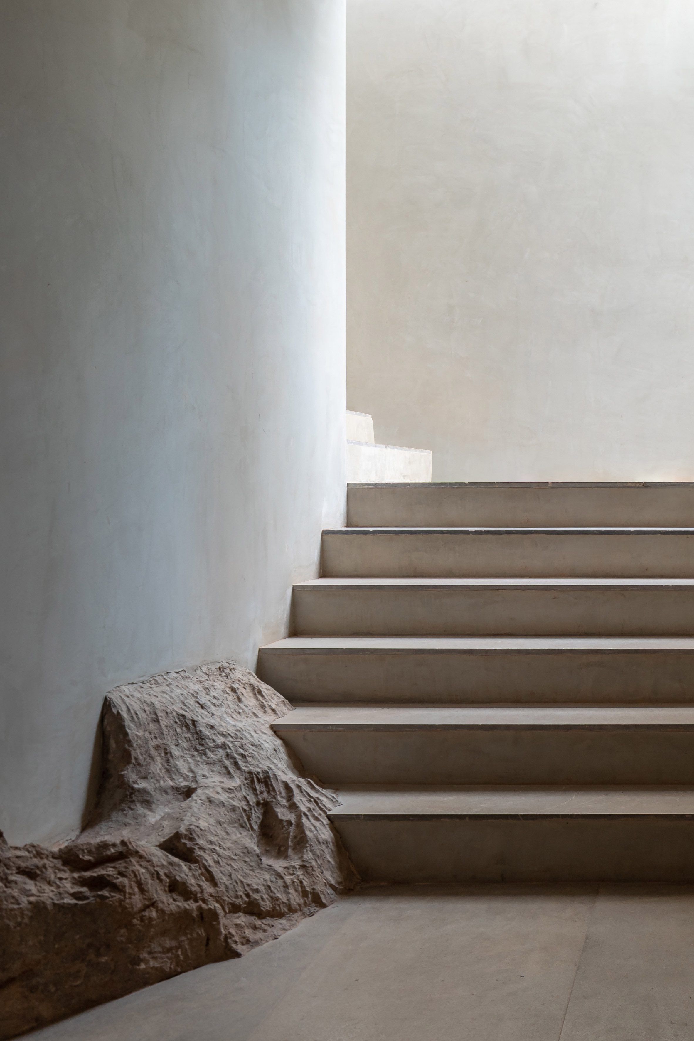 墨西哥住宅 Las Rocas ，墨西哥建築師伊格納西奧·烏爾基薩（Ignacio Urquiza）與室內設計師安娜·保拉·德·阿爾巴（Ana Paula de Alba）