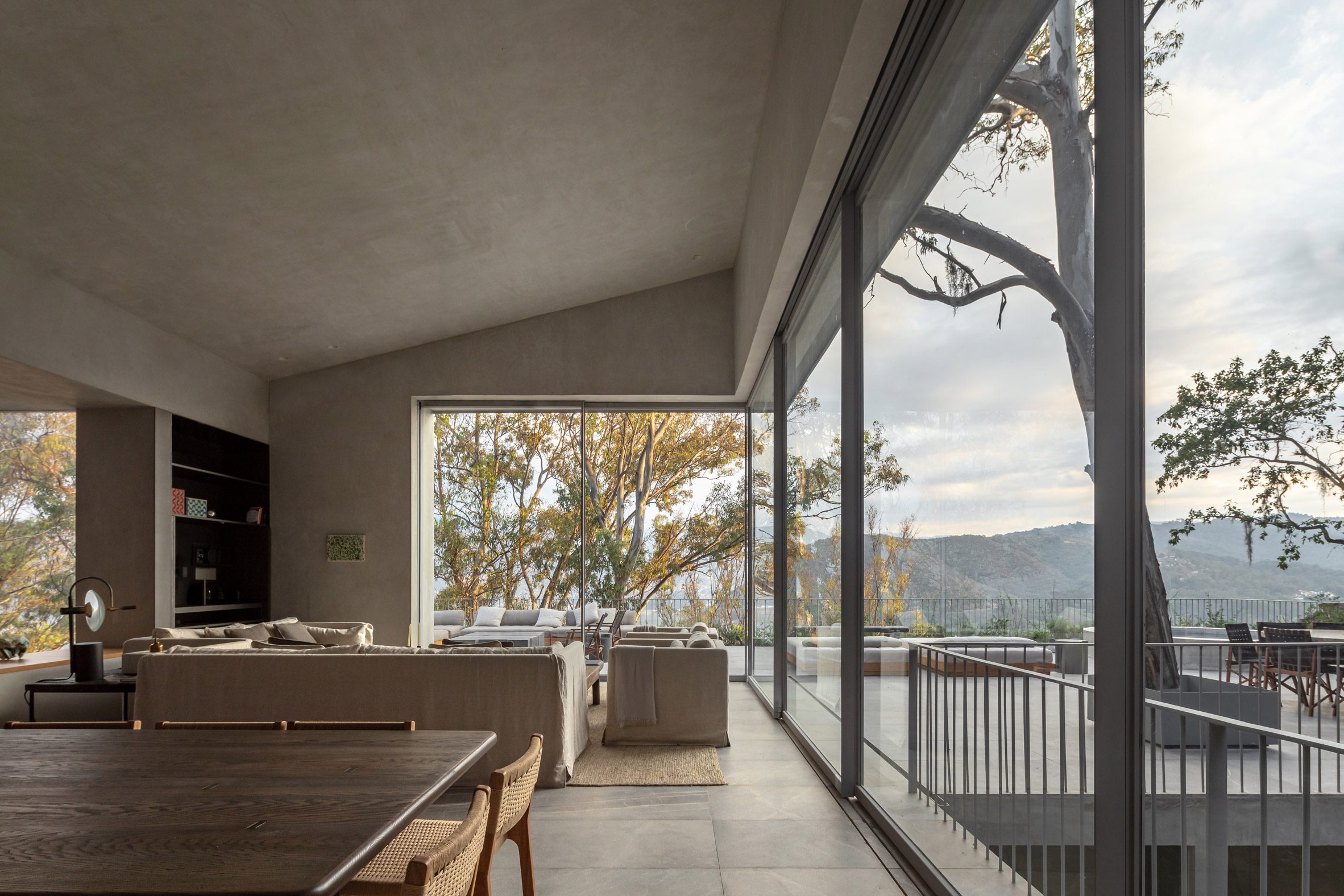 墨西哥住宅 Las Rocas ，墨西哥建築師伊格納西奧·烏爾基薩（Ignacio Urquiza）與室內設計師安娜·保拉·德·阿爾巴（Ana Paula de Alba）