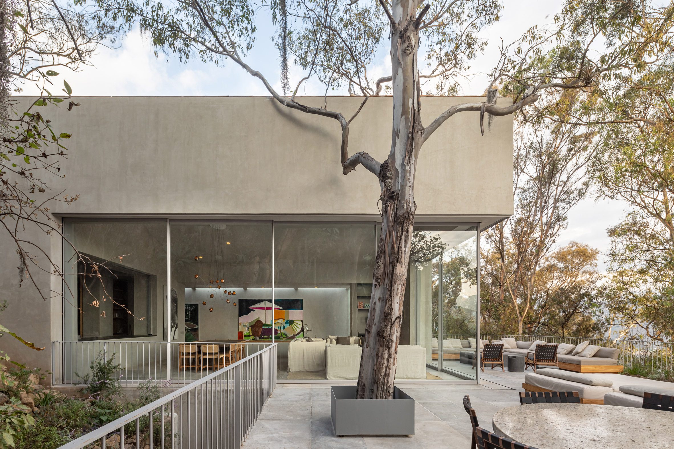 墨西哥住宅 Las Rocas ，墨西哥建築師伊格納西奧·烏爾基薩（Ignacio Urquiza）與室內設計師安娜·保拉·德·阿爾巴（Ana Paula de Alba）