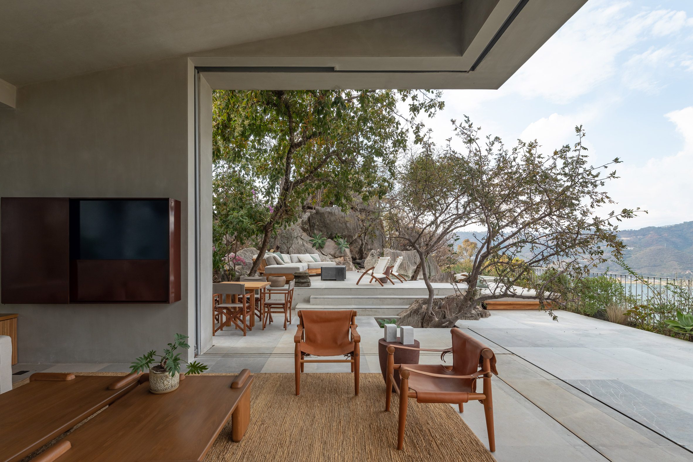 墨西哥住宅 Las Rocas ，墨西哥建築師伊格納西奧·烏爾基薩（Ignacio Urquiza）與室內設計師安娜·保拉·德·阿爾巴（Ana Paula de Alba）