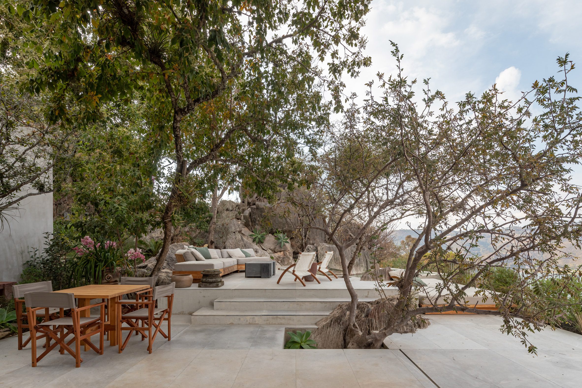 墨西哥住宅 Las Rocas ，墨西哥建築師伊格納西奧·烏爾基薩（Ignacio Urquiza）與室內設計師安娜·保拉·德·阿爾巴（Ana Paula de Alba）