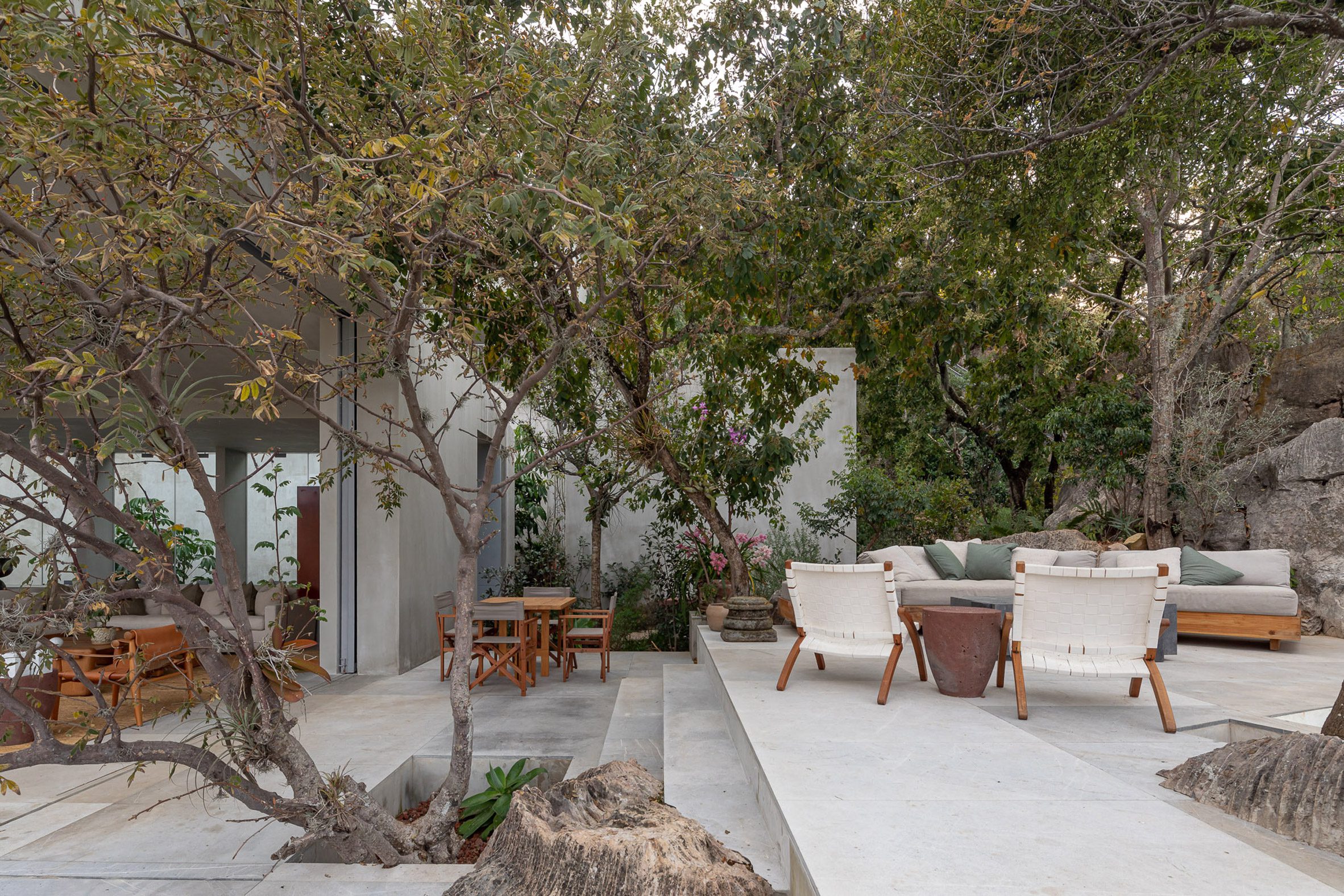 墨西哥住宅 Las Rocas ，墨西哥建築師伊格納西奧·烏爾基薩（Ignacio Urquiza）與室內設計師安娜·保拉·德·阿爾巴（Ana Paula de Alba）