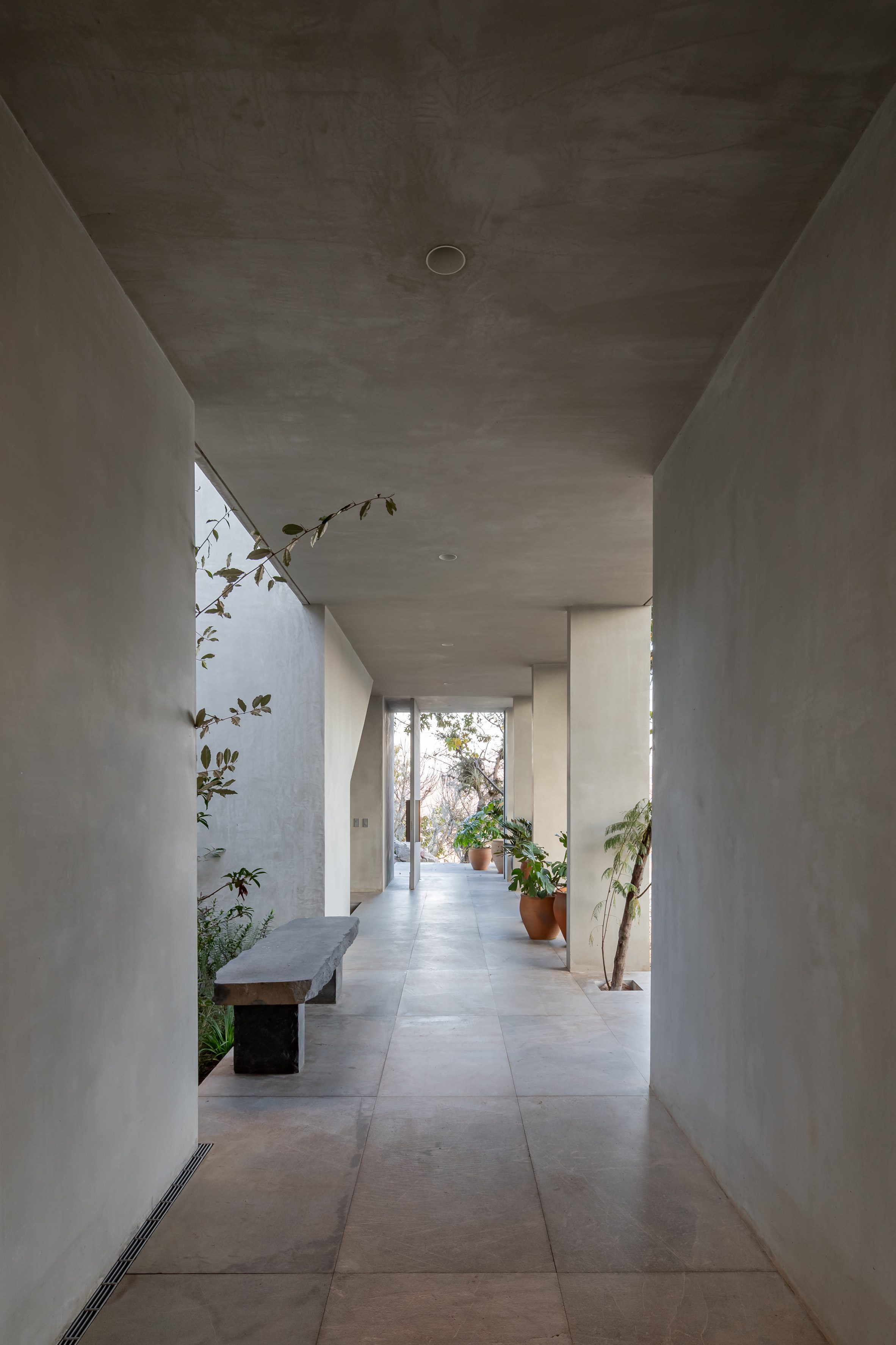 墨西哥住宅 Las Rocas ，墨西哥建築師伊格納西奧·烏爾基薩（Ignacio Urquiza）與室內設計師安娜·保拉·德·阿爾巴（Ana Paula de Alba）