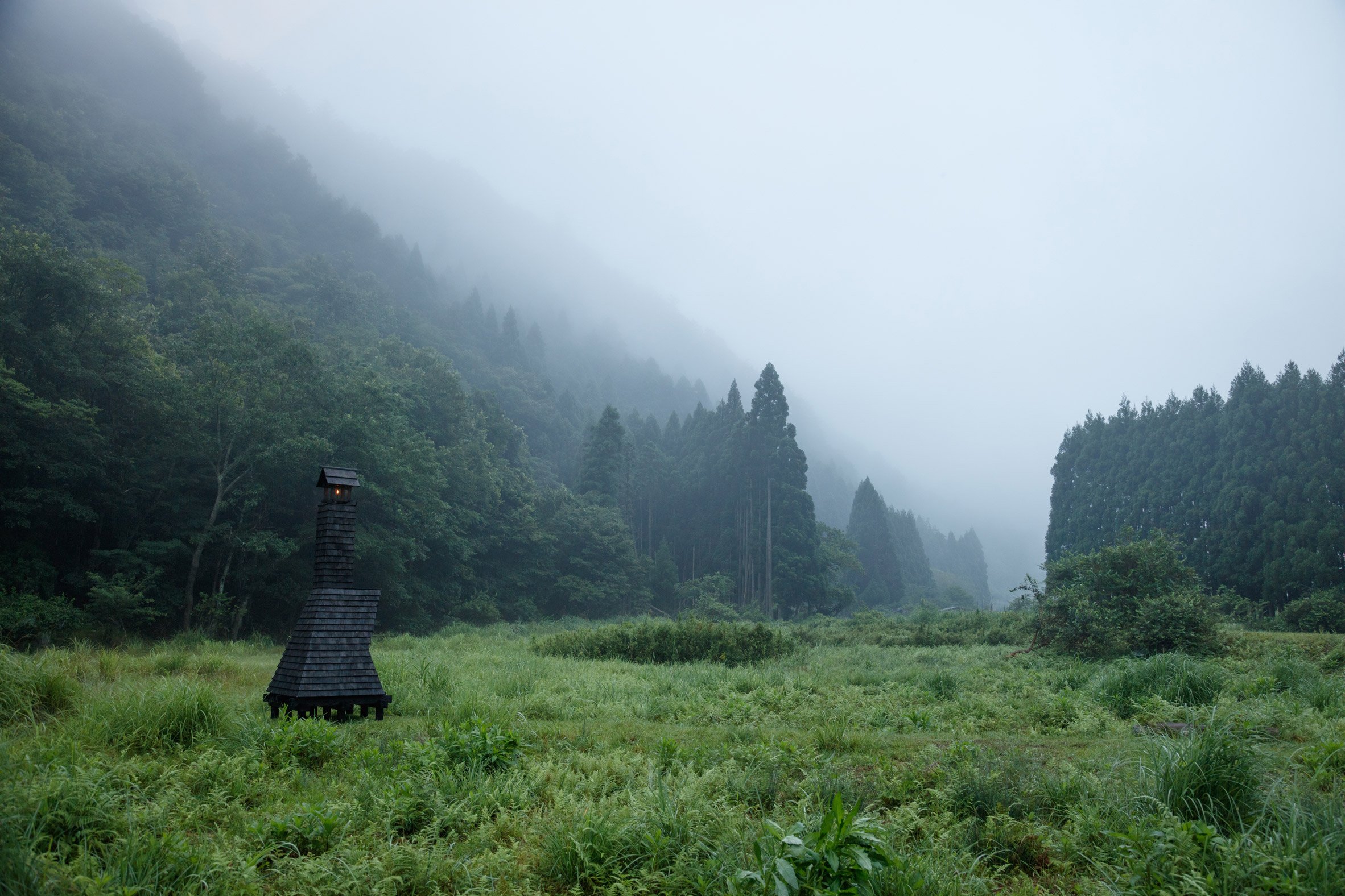 佇立於京都北境山巒間,一座名喚「Le Picabier」或「夜鳥」的單人茶室,以獨特的焦灼雪松煙囪造型,引人注目