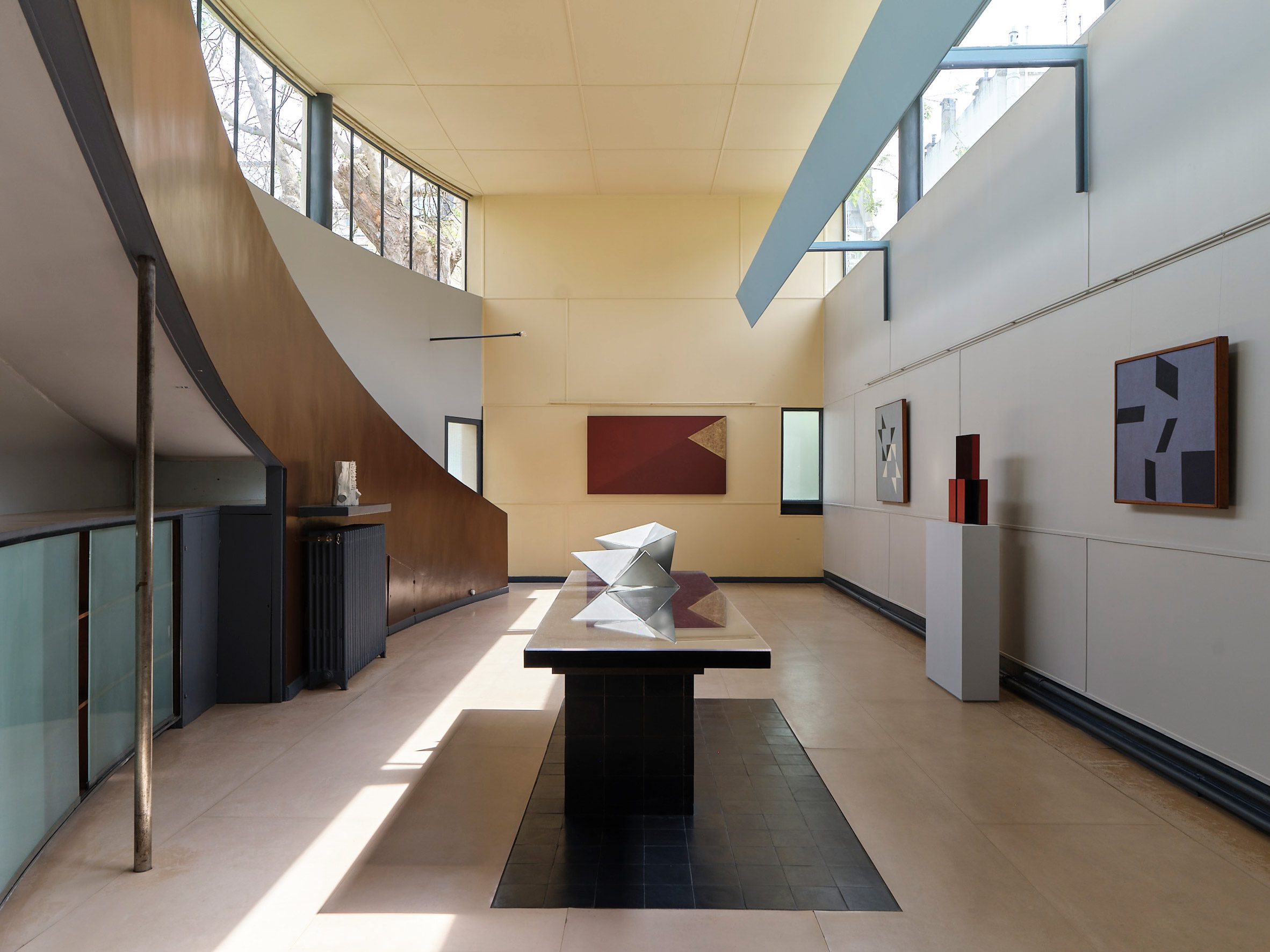 Lygia Clark 的鋼雕作品在主展廳中展出